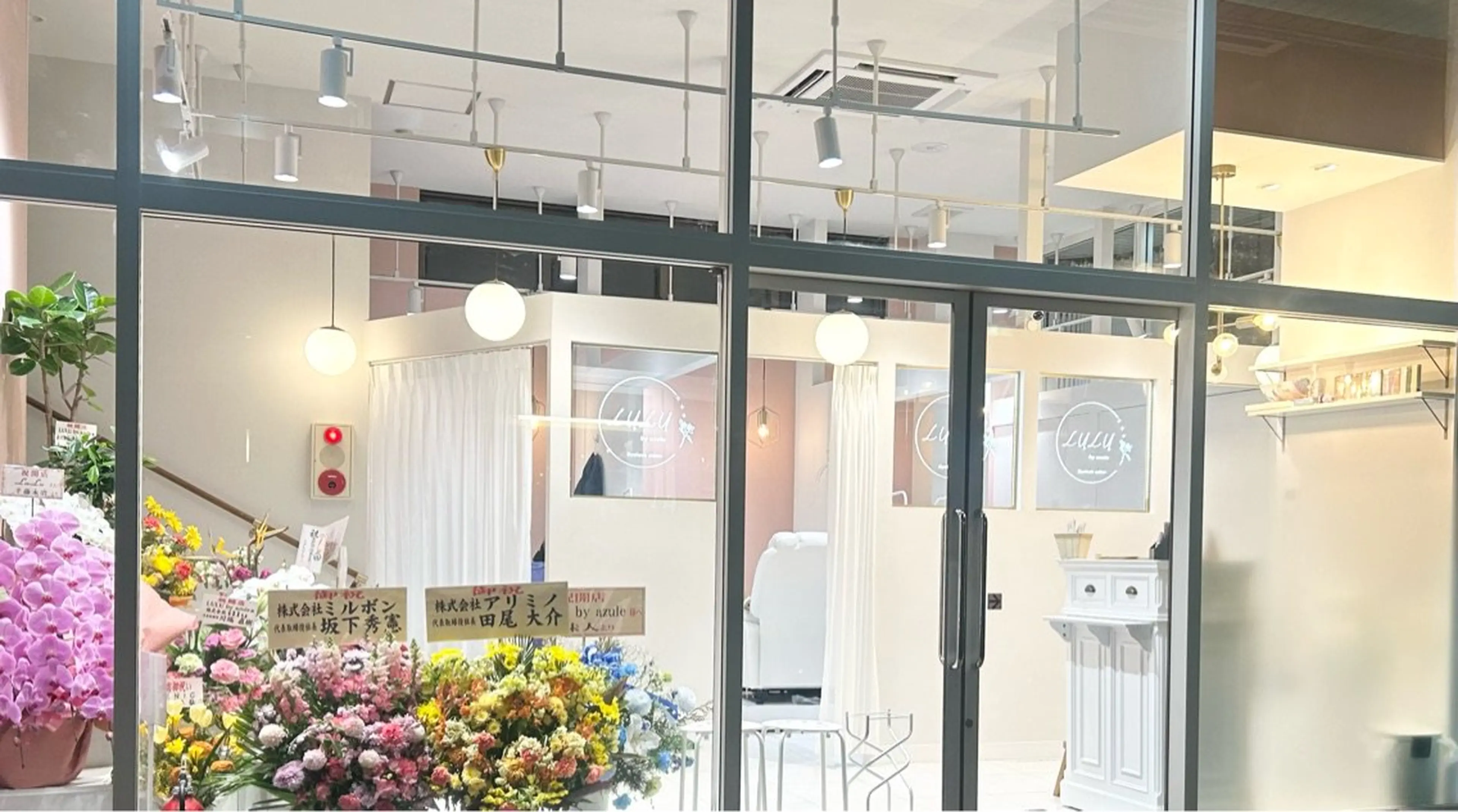 LULU by azule草加店の内観・外観1