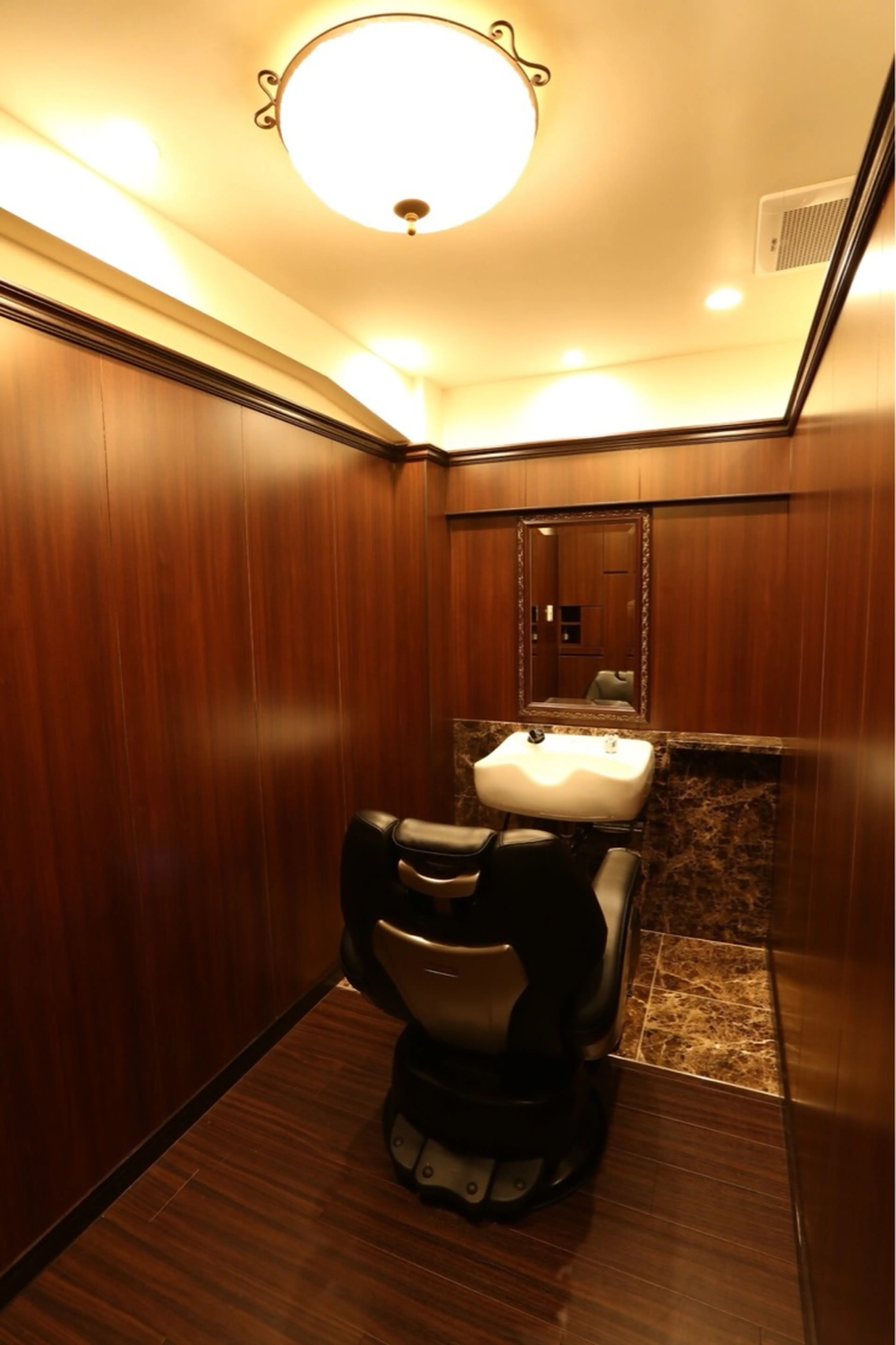 プレミアムバーバー目黒店の内観・外観2