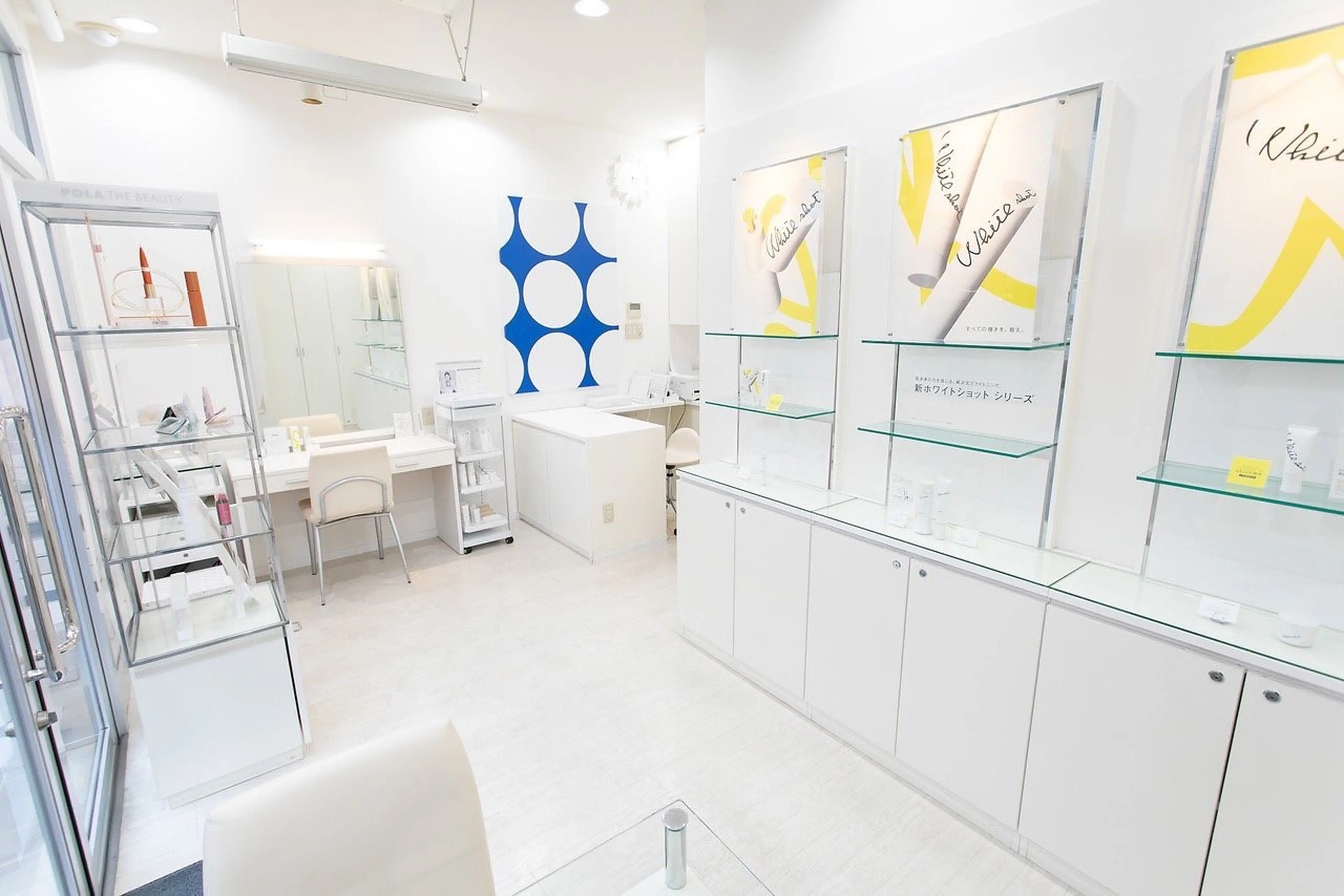 POLA THE BEAUTY 越谷東口店の内観・外観1