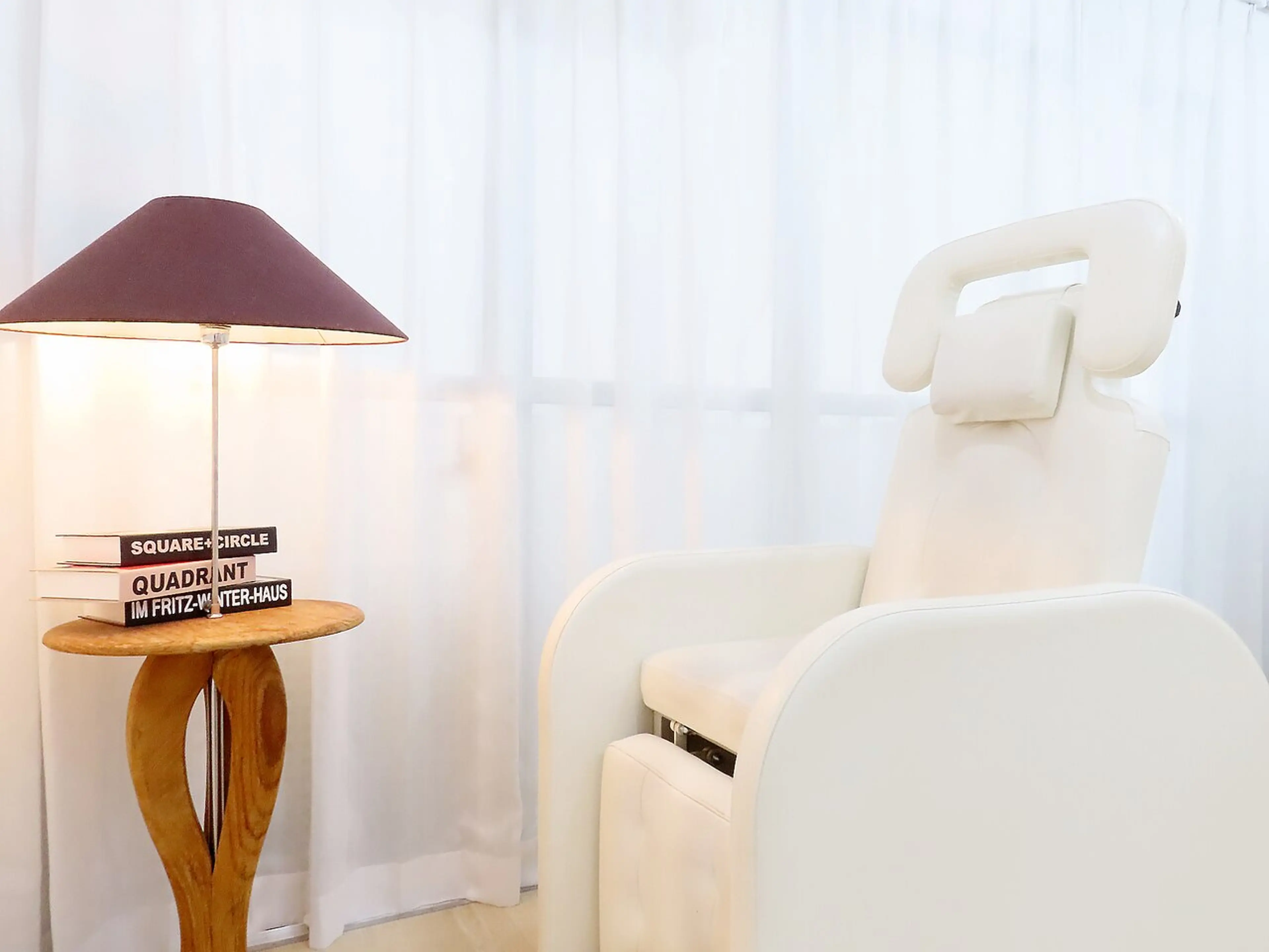 BLUE EYES TOKYO【アイブロウ/眉毛/まつげパーマ/マツエク専門店】の内観・外観2