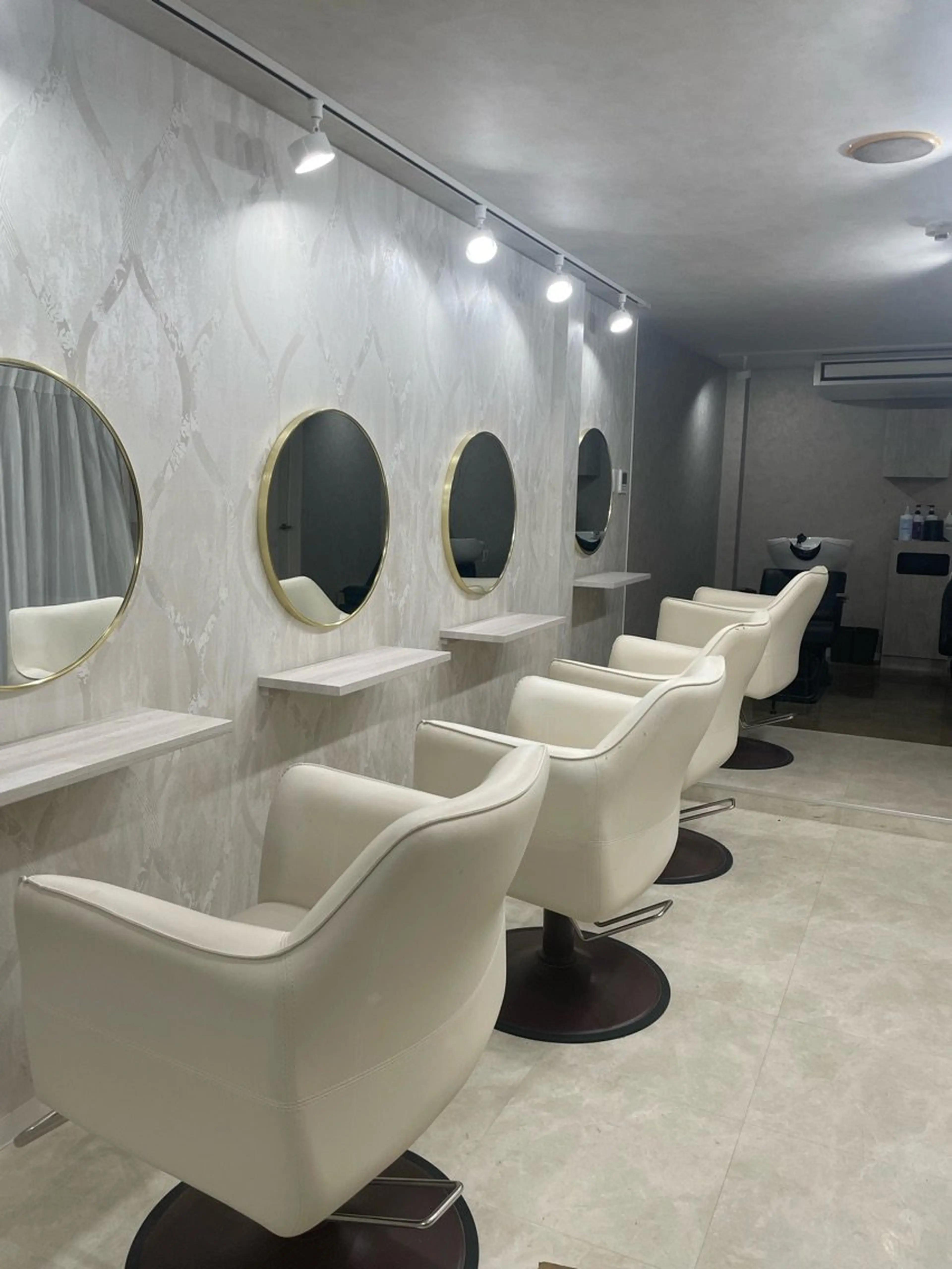 Selene hair Raise 梅田店の内観・外観1