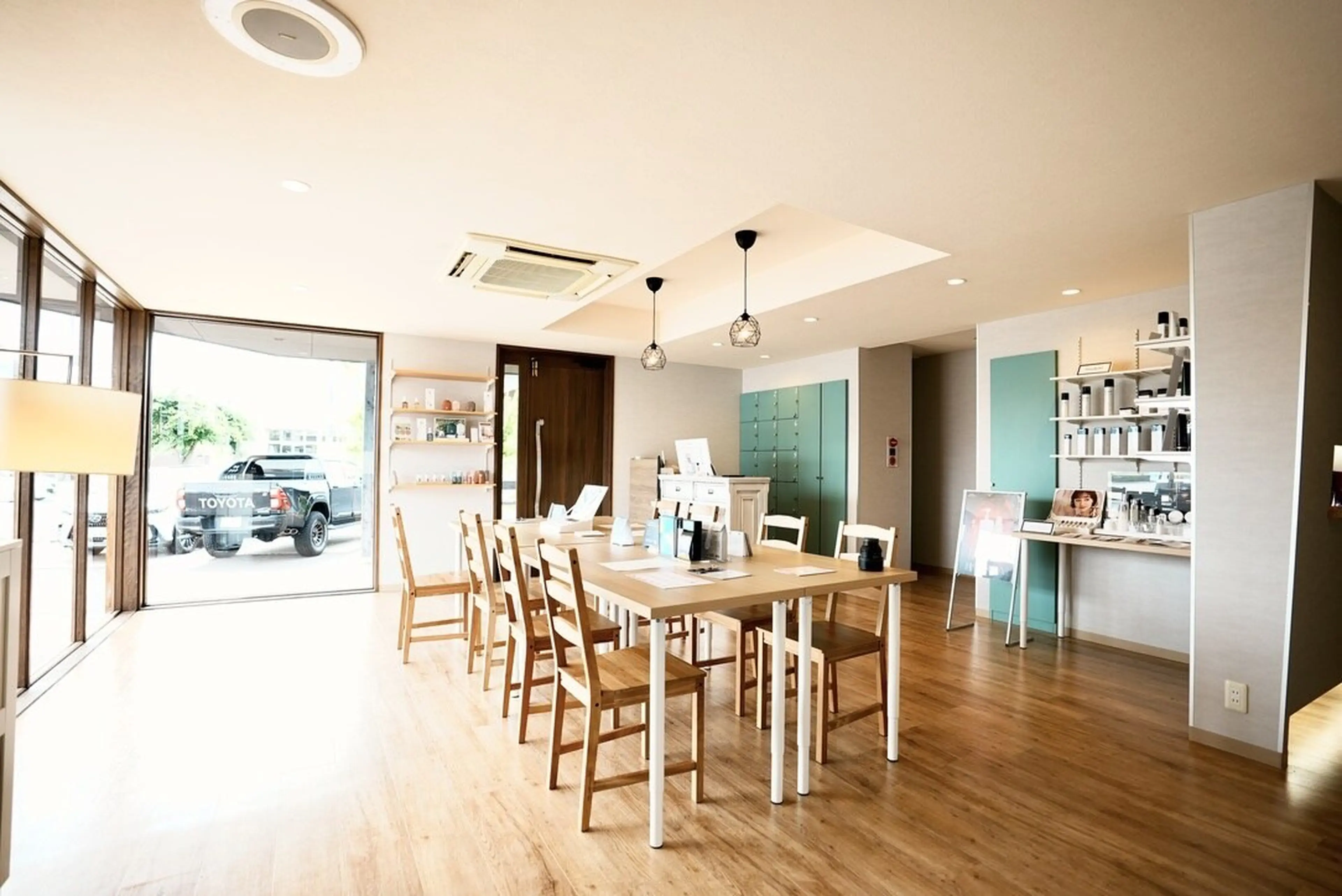 LEEK Smart Salon by MILBON レインボー通り店［リーク］の内観・外観2