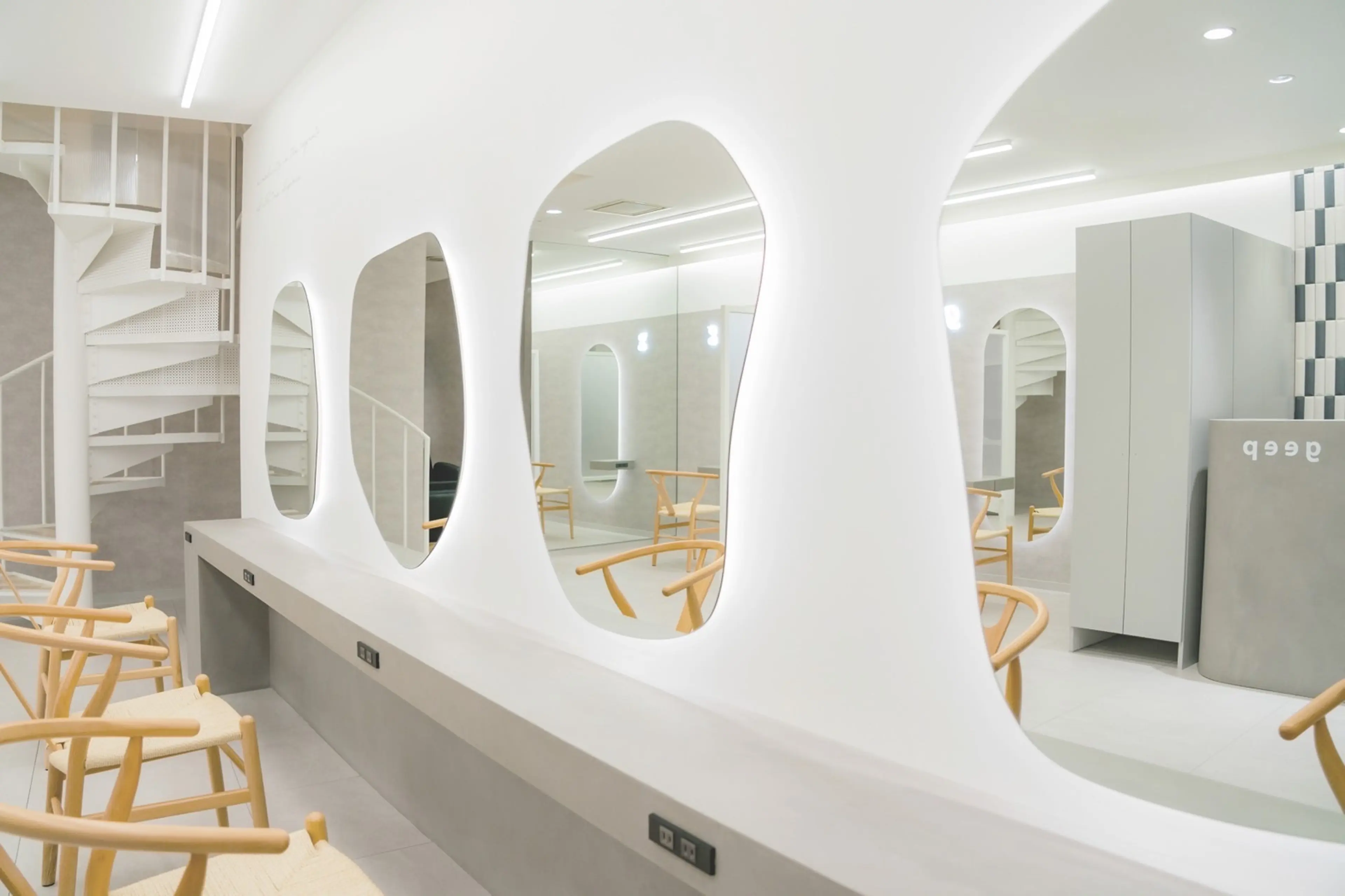 ヘアサークル　ジープ千舟店の内観・外観2