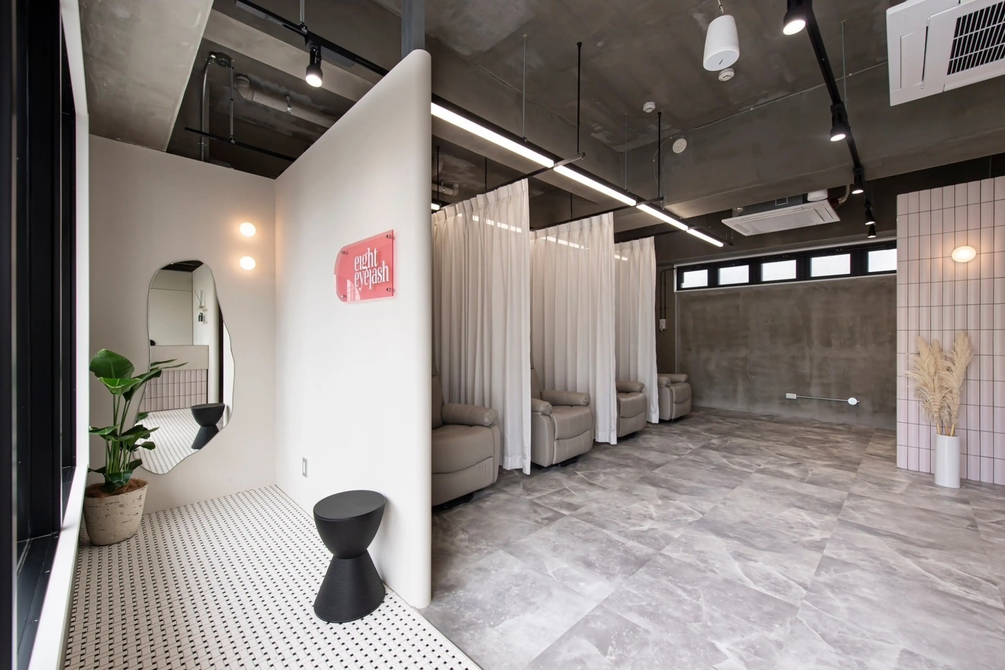 eight eyelash 沖縄北谷店の内観・外観2