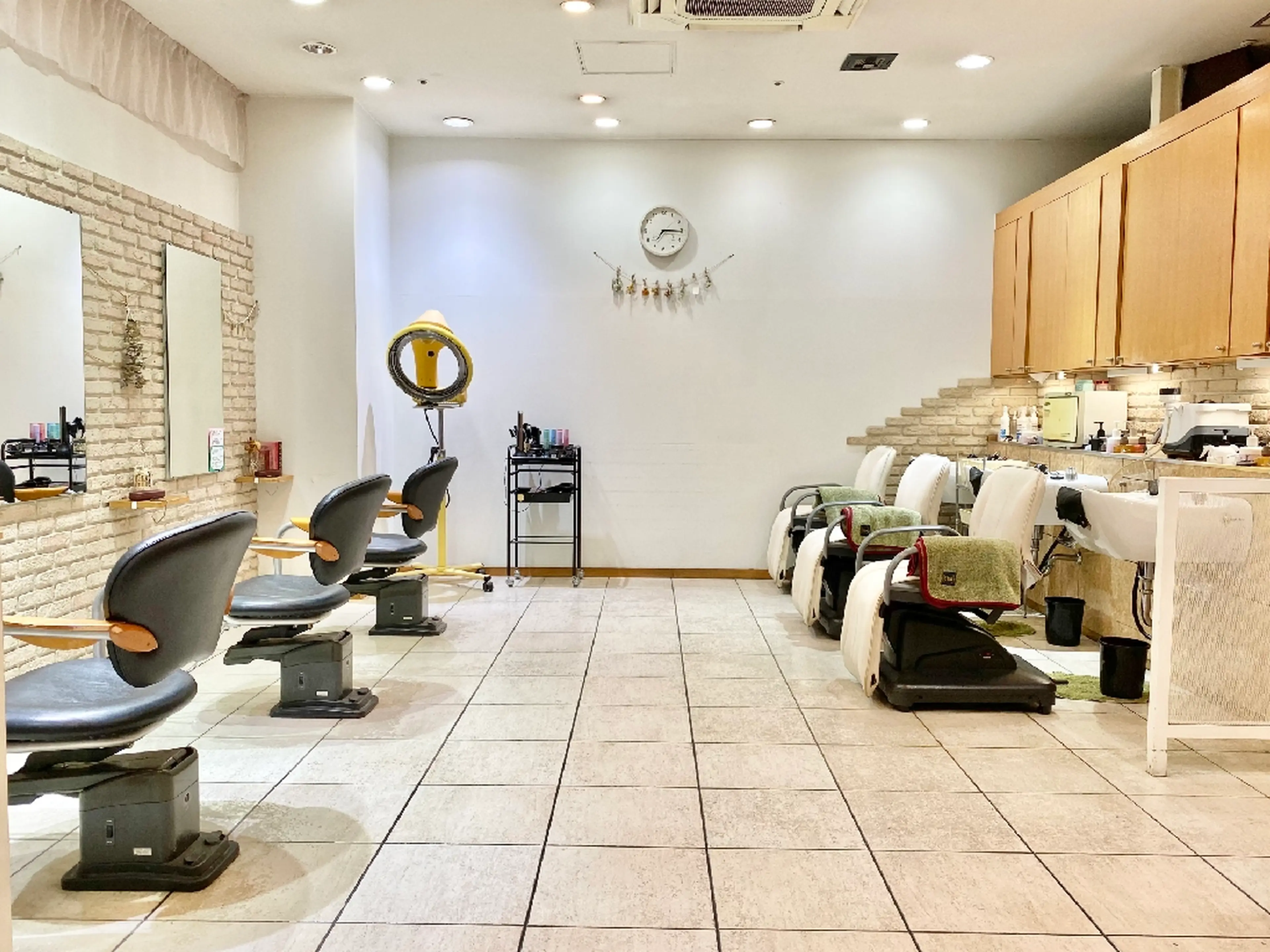 ノーブル美容室イオン高橋店の内観・外観1