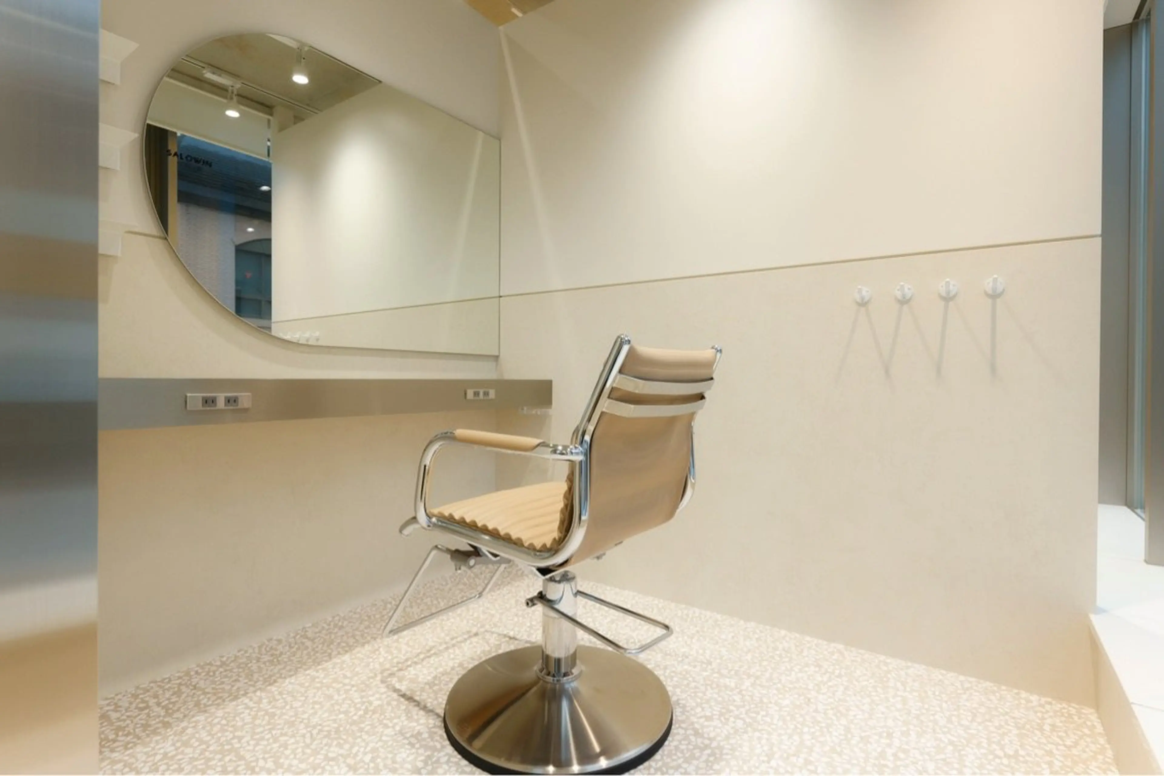 SALOWIN池袋East店4Fの内観・外観2