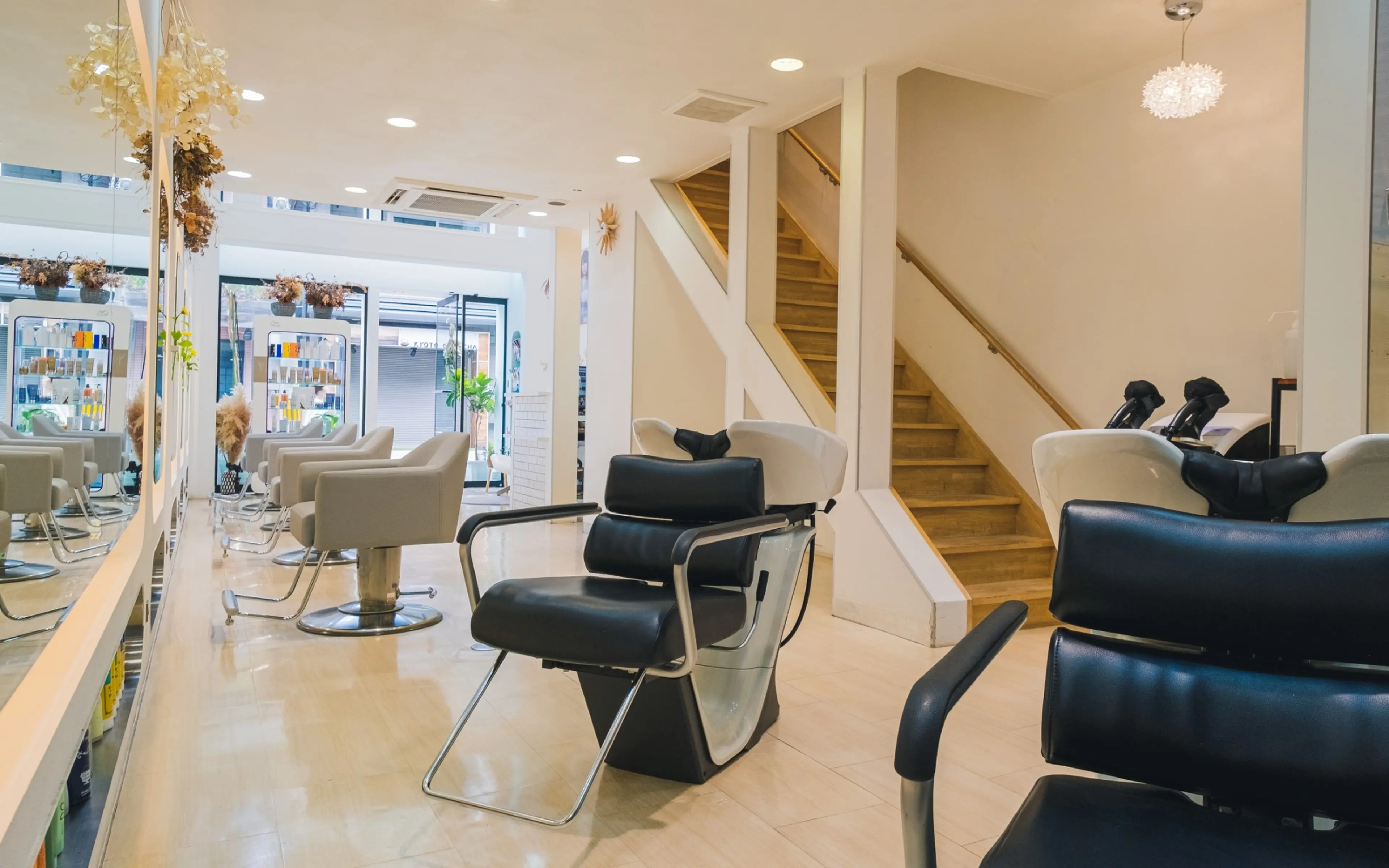 REMの内観・外観2