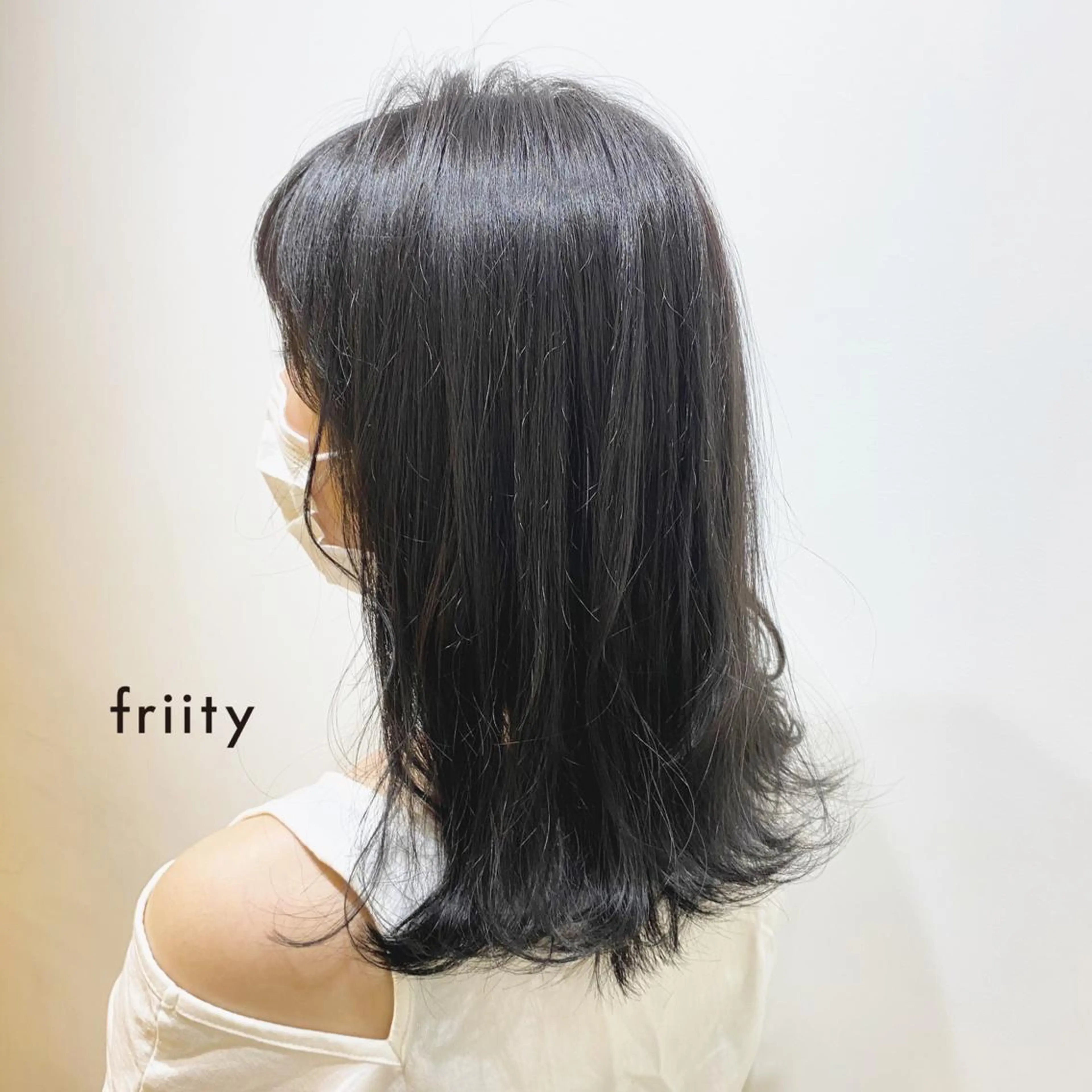 ミディアム カラー 黒髪 グレーブラック カット ヘアカラー feery所属・中司 莉菜のヘアスタイル