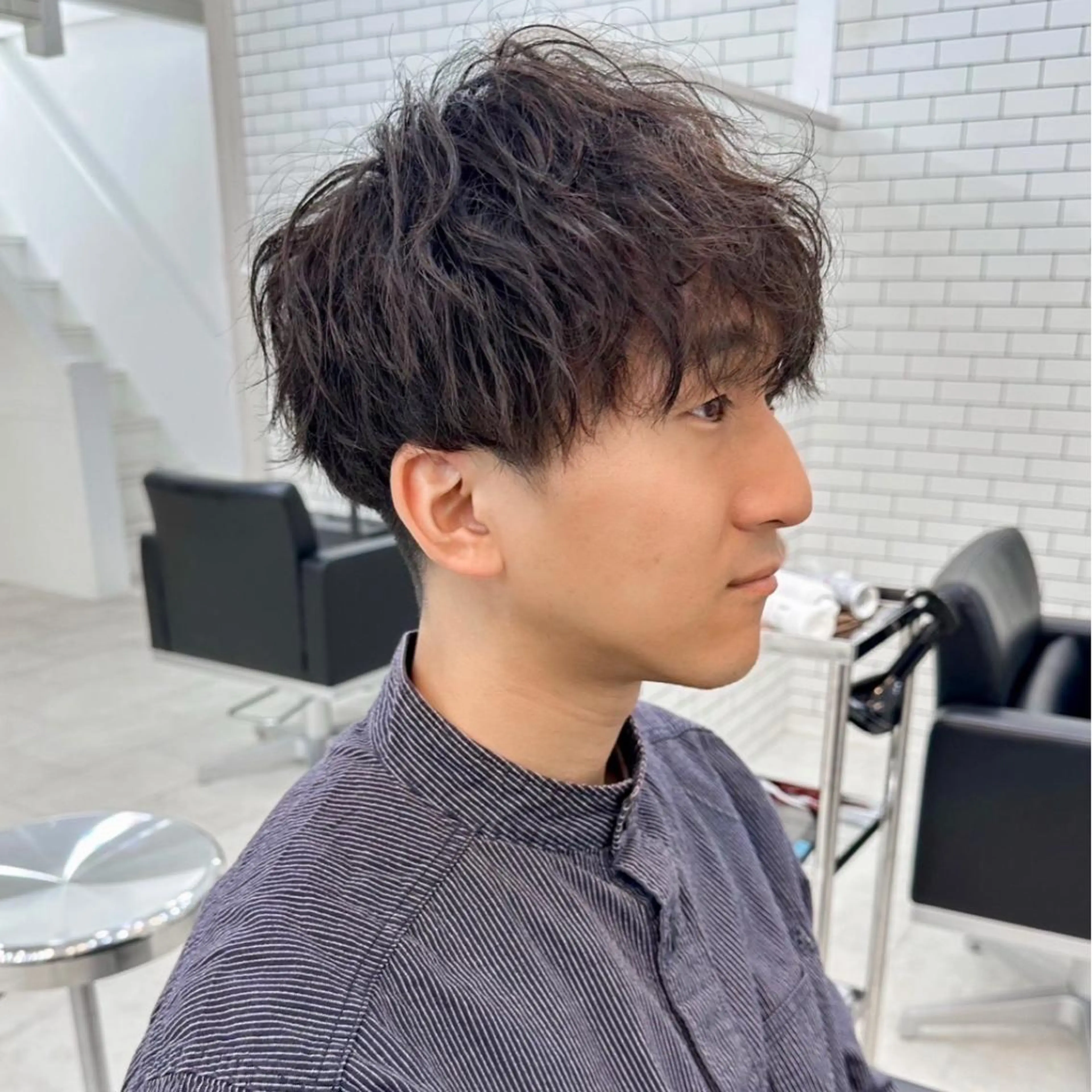 ミディアム パーマ メンズ ミディアムパーマ メンズパーマ 波巻きパーマ スパイラルパーマ メンズ特化✂️ 小枝 優生のヘアスタイル