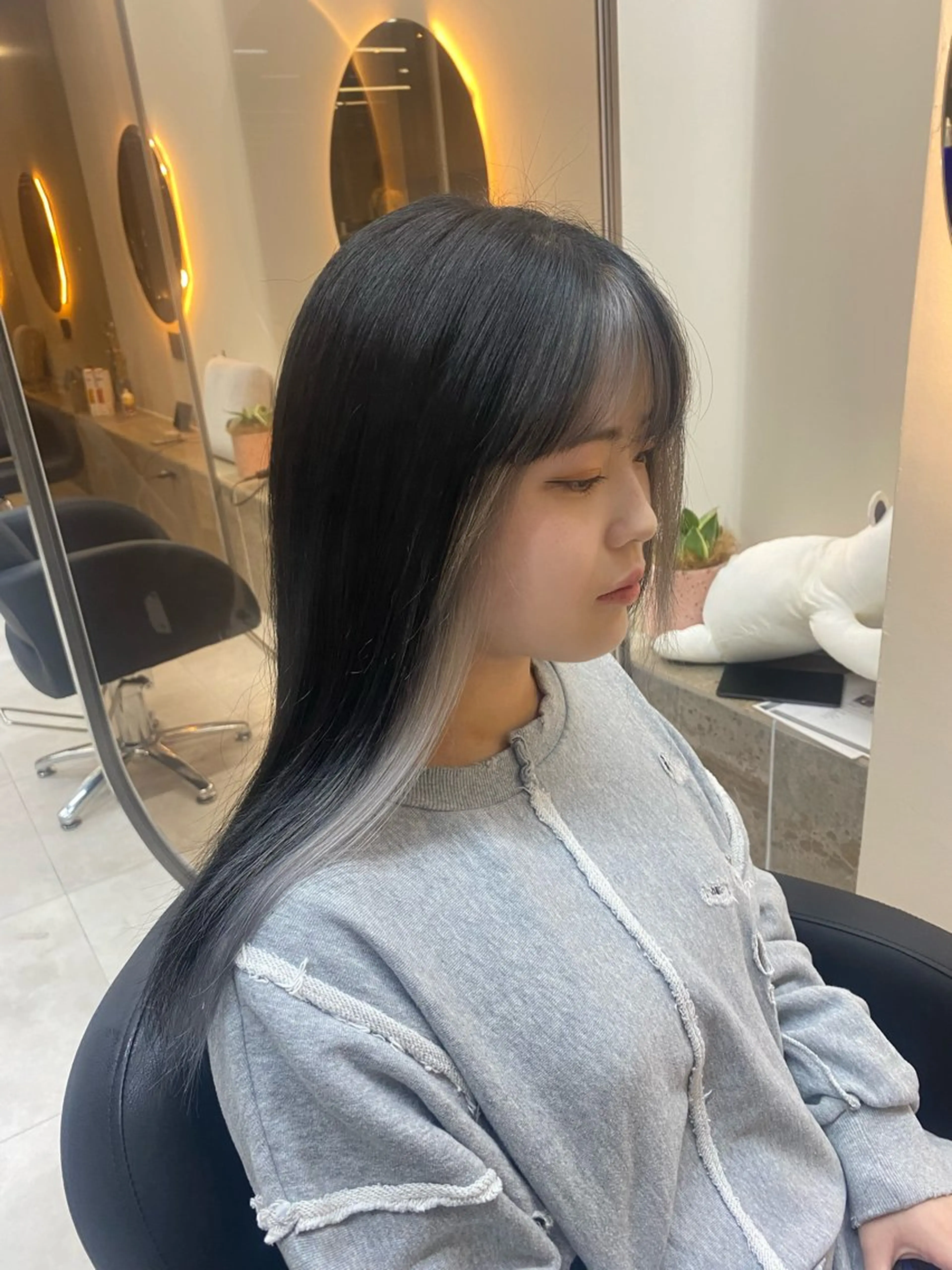 ロング カラー シルバー 「似合わせ/髪質改善 《ワタル》」のヘアスタイル