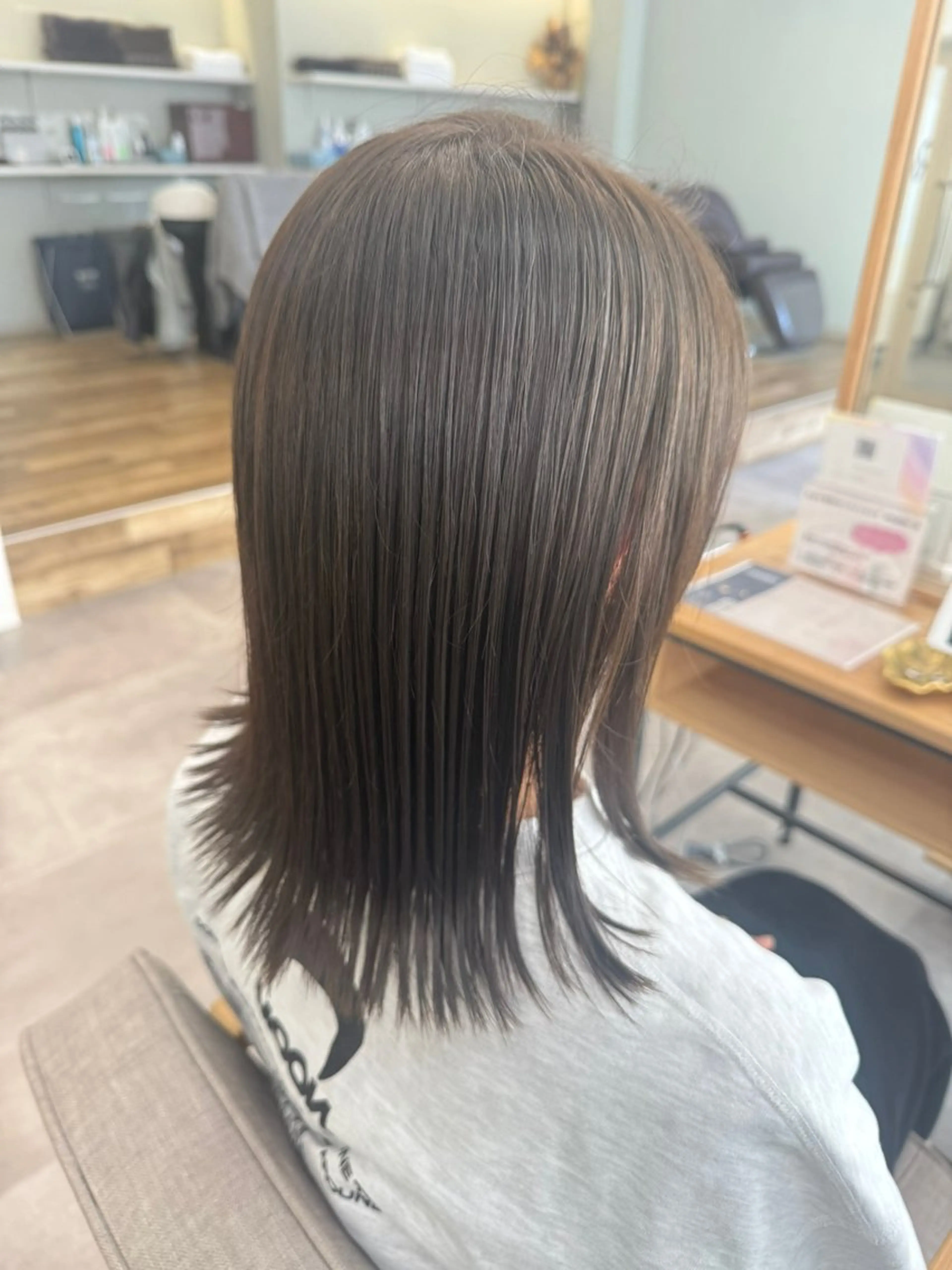 ミディアム 柴原 杏梨のヘアスタイル