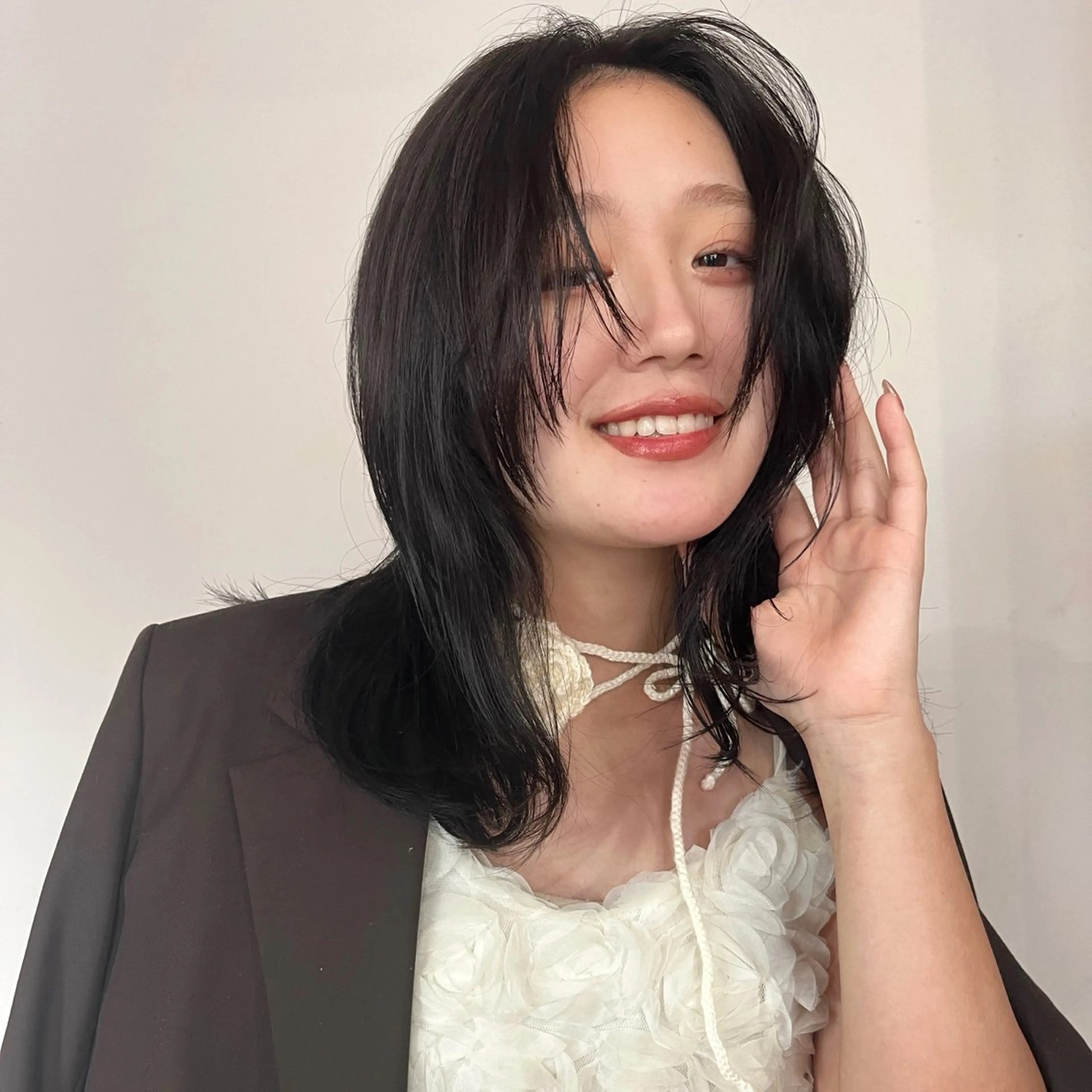 セミロング くせ毛 顔まわりレイヤー レイヤーカット ヘアカラー irwi/イルウィ所属・miku🎀門前仲町 ブリーチ・レイヤーのヘアスタイル