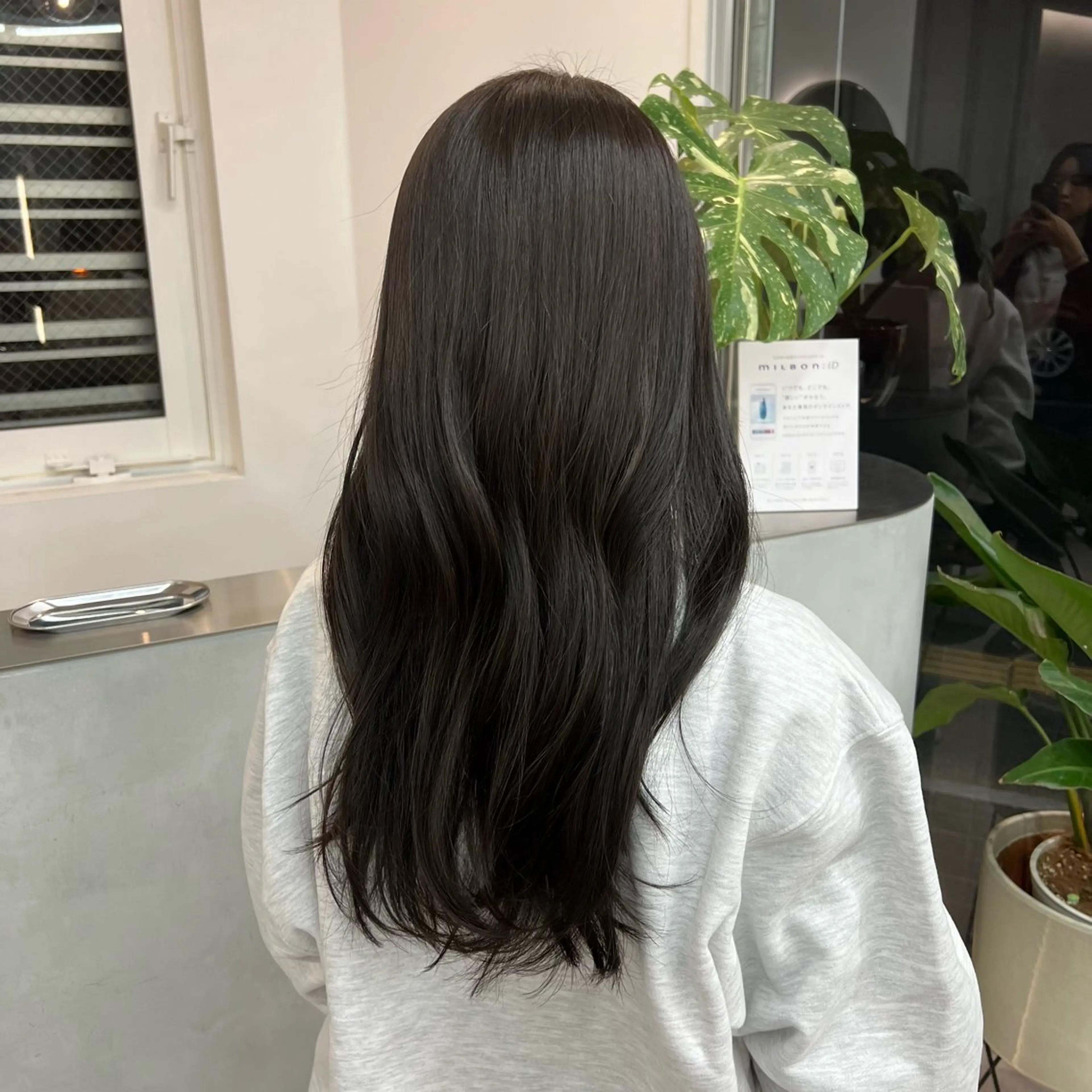 ロング カラー 小森聖奈 韓国風レイヤーカットのヘアスタイル