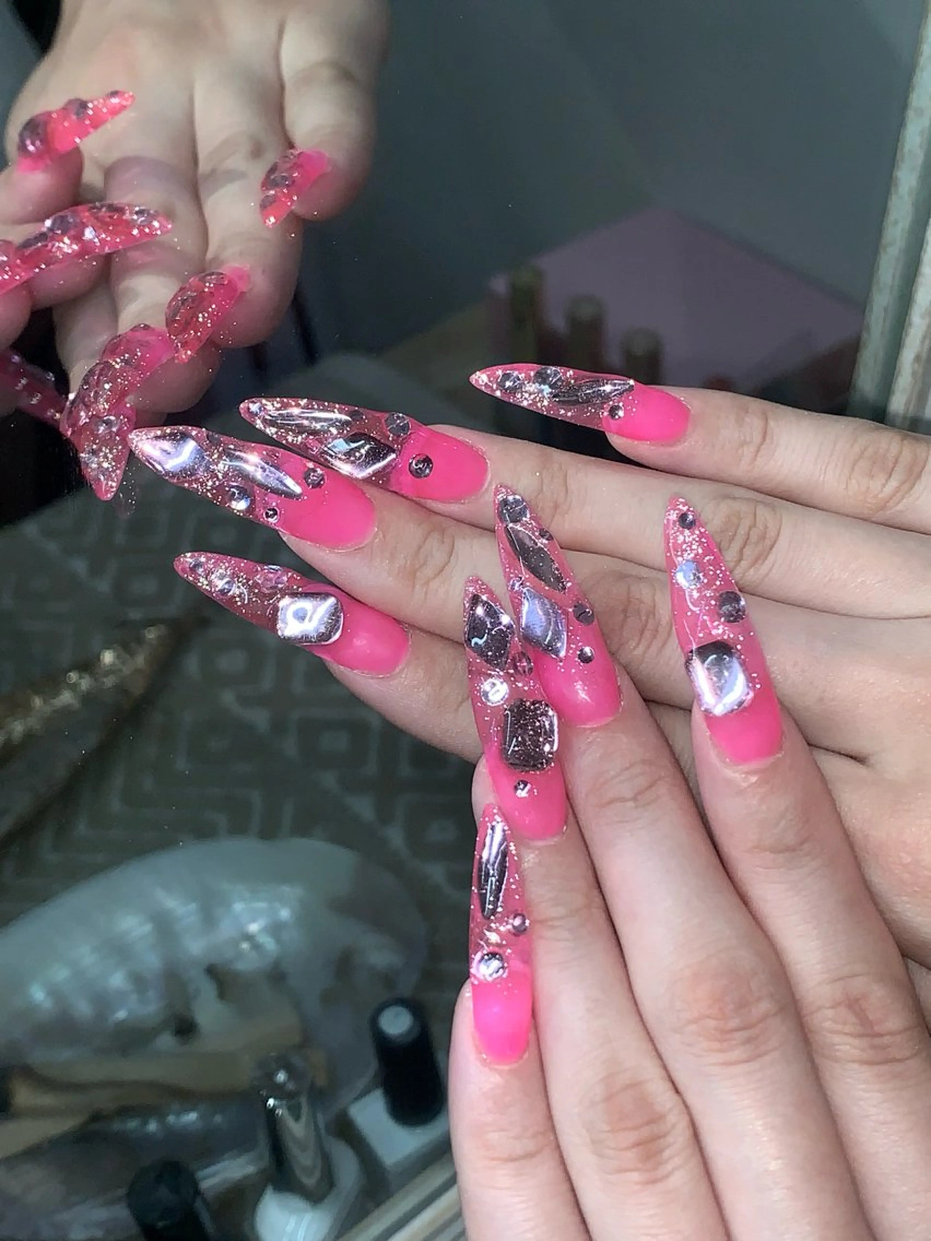 ネイル ハンドネイル NES NAIL所属・さゆり￤推しキャラ ￤ロングネイル🩷のネイルデザイン