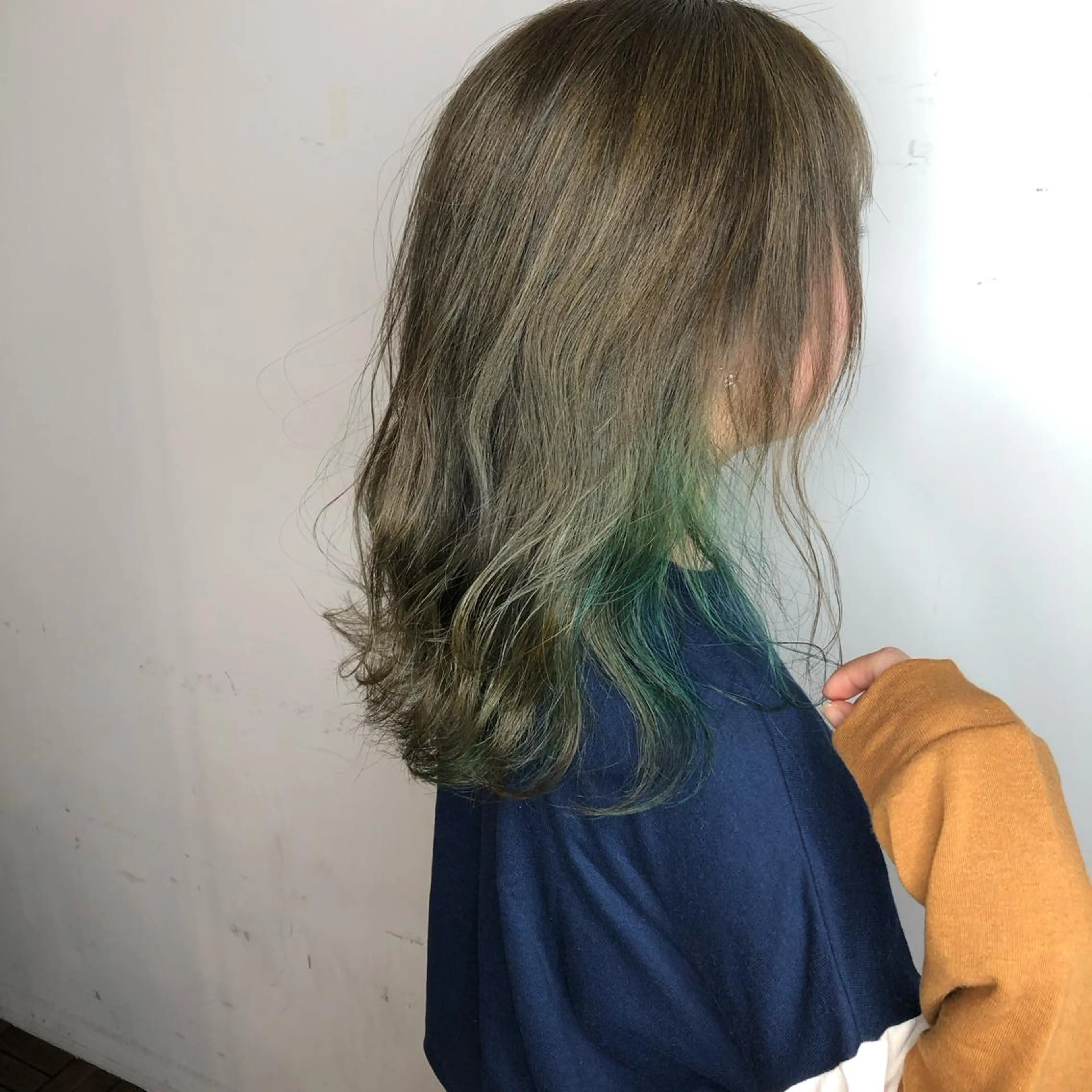 セミロング カラー エメラルドグリーン グレージュ 髪質改善、エクステ 山口卓哉のヘアスタイル