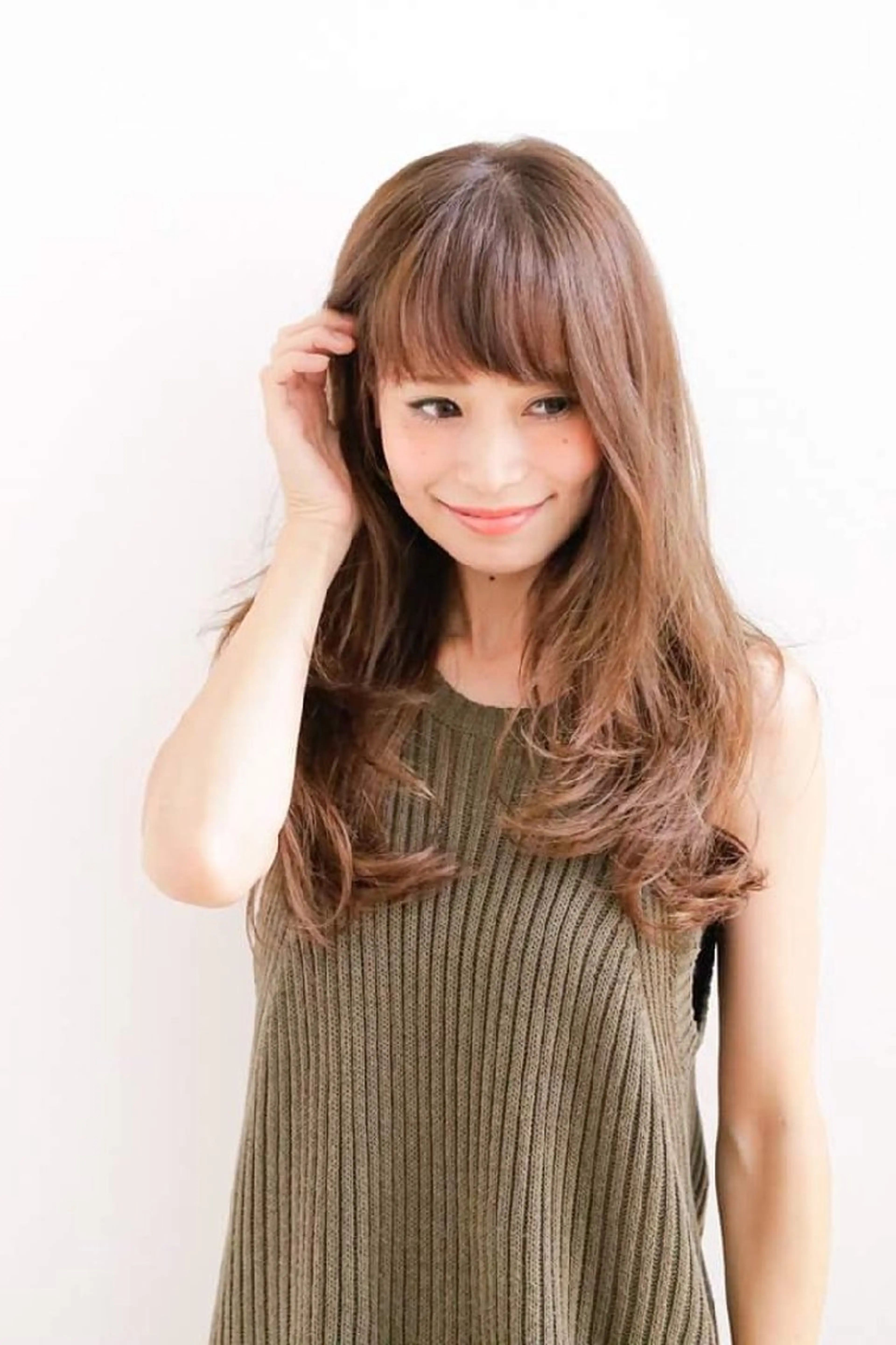 ロング カラー ロングレイヤー ベージュカラー レイヤーカット ロング カット ヘアカラー 大人ボブ透明感カラー 岡崎武のヘアスタイル