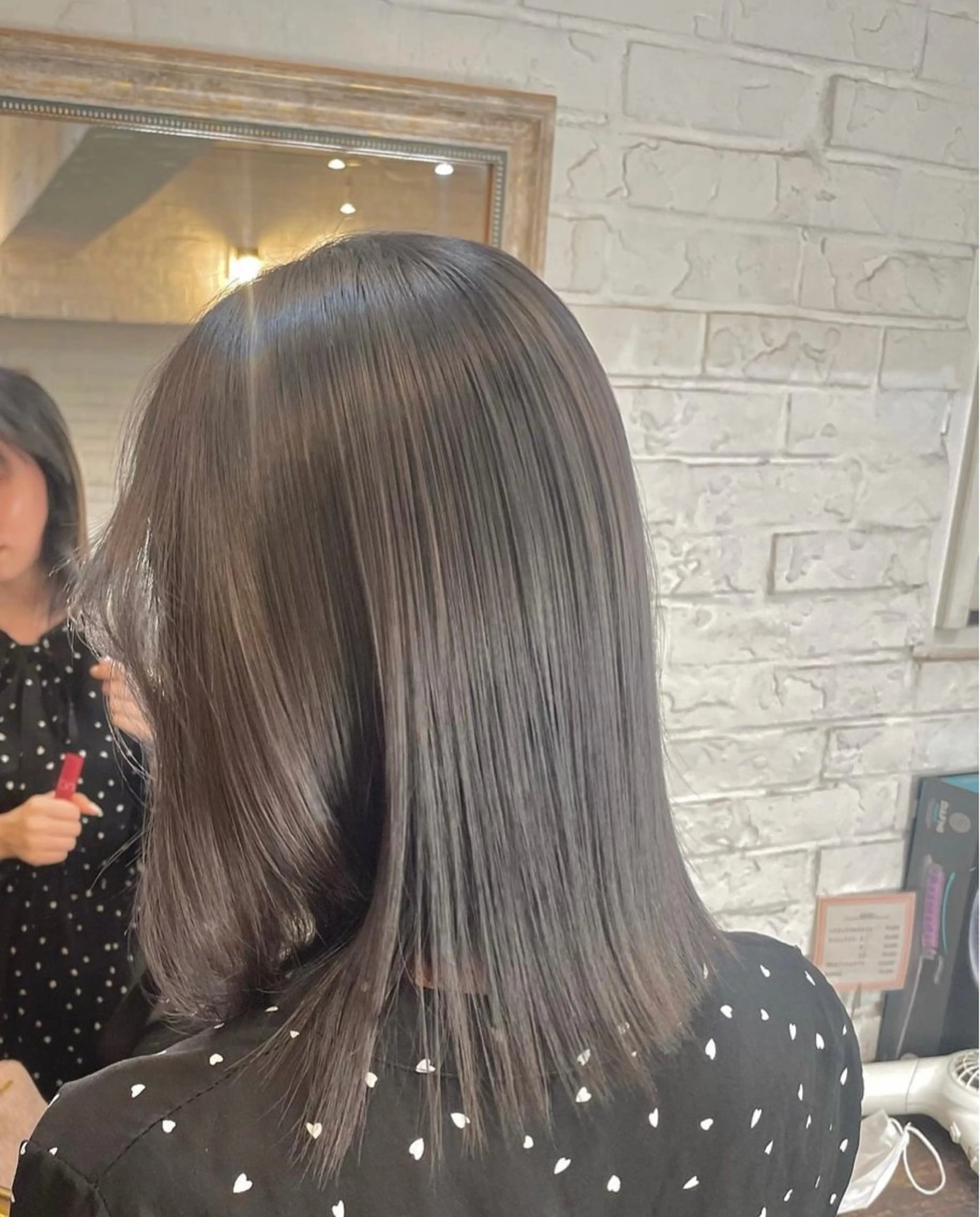 セミロング カラー 透明感カラー グレージュ RINA ブリーチ / 海外レイヤーのヘアスタイル