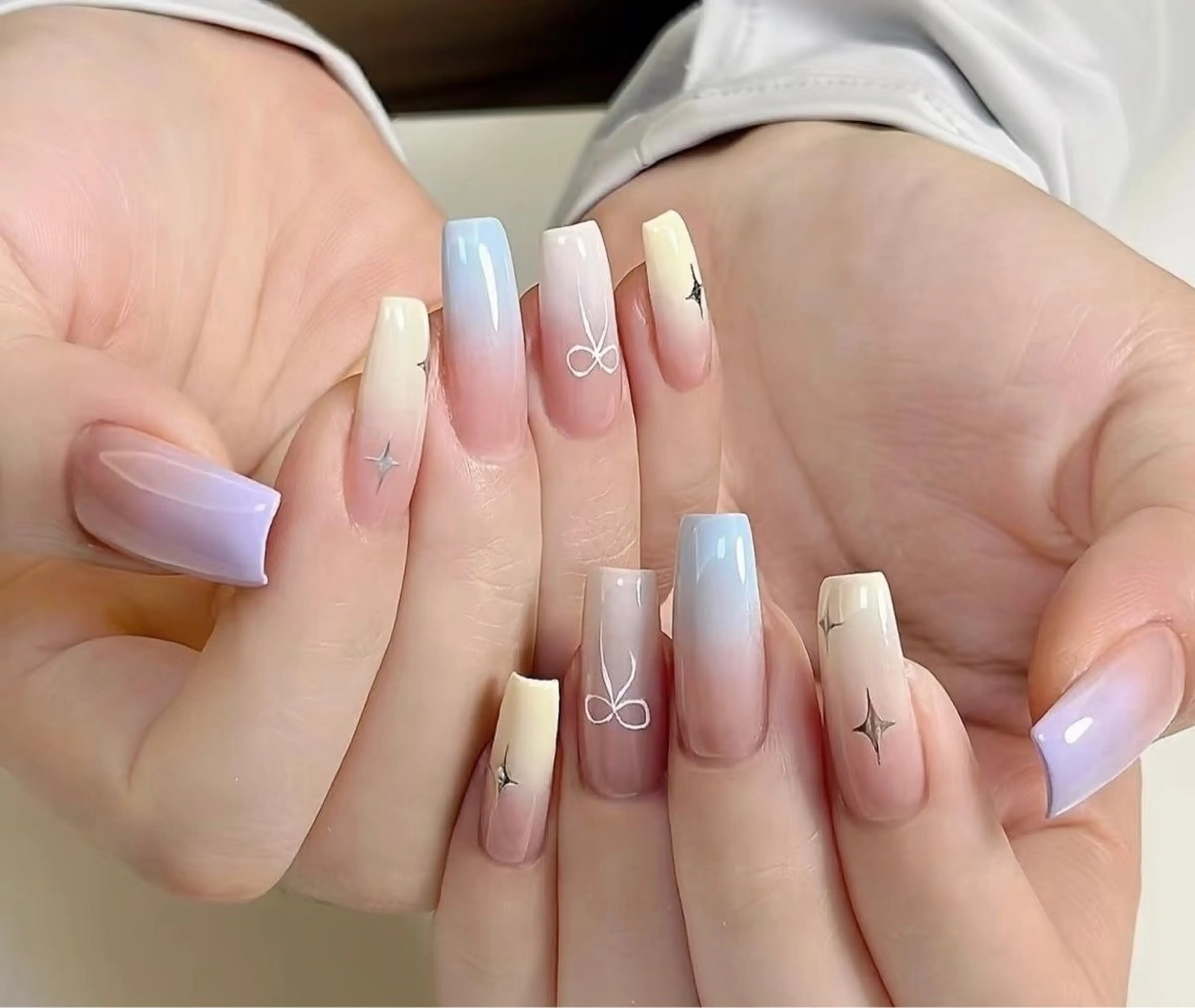 ネイル フレンチネイル ジェルネイル ガーリー グラデーション キラキラネイル Liora nail 1のネイルデザイン