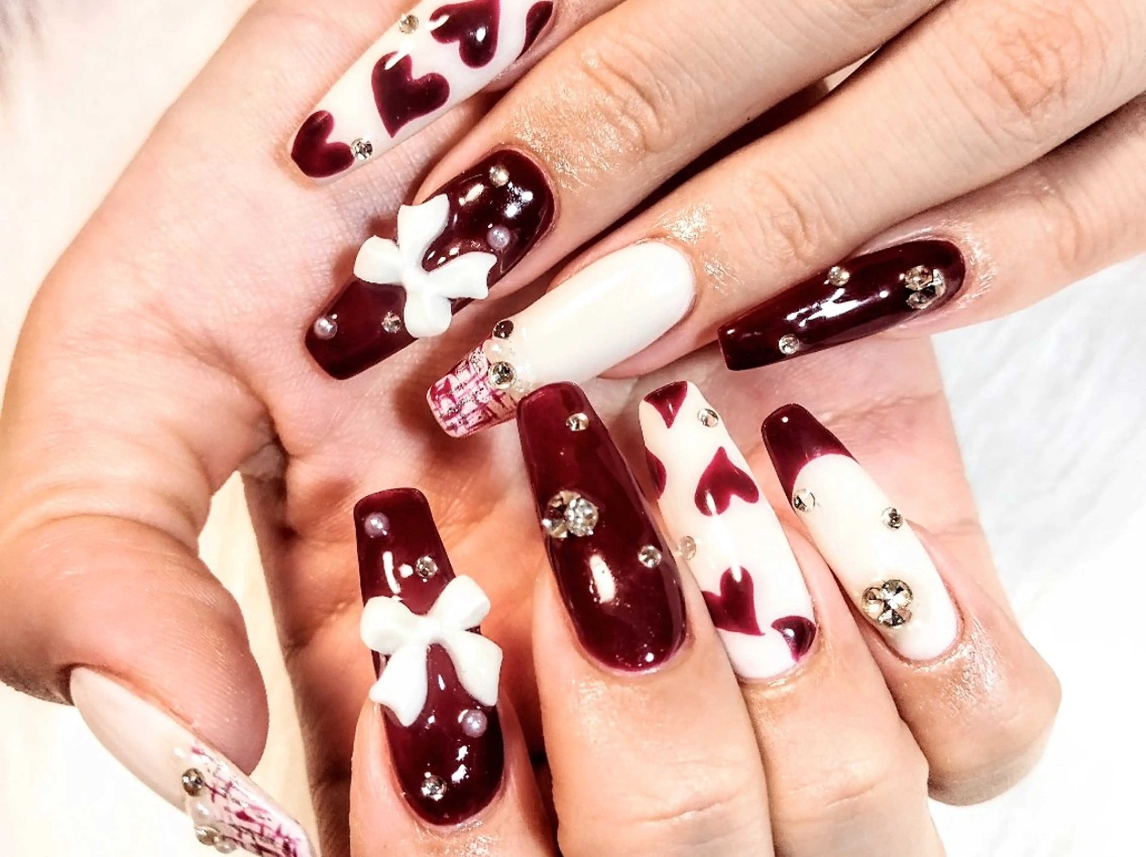 ネイル 赤色 リボン ツイードネイル ハンドネイル ハンドケア ＤI'A ネイルサロンのネイルデザイン