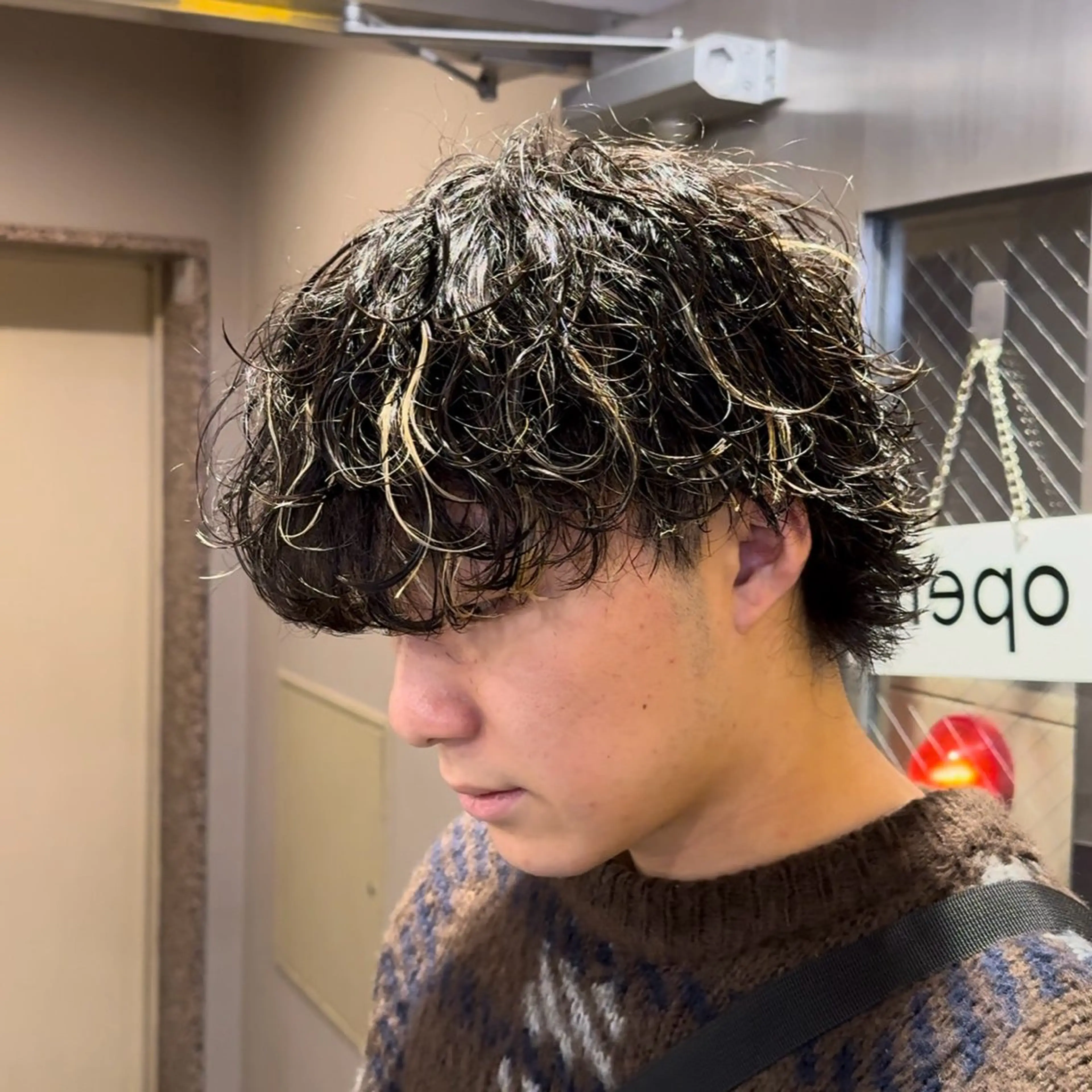 ショート パーマ ヘアアレンジ メンズ メンズパーマ 波巻きパーマ メンズウルフカット ウルフカット 顔まわりカット の達人のヘアスタイル