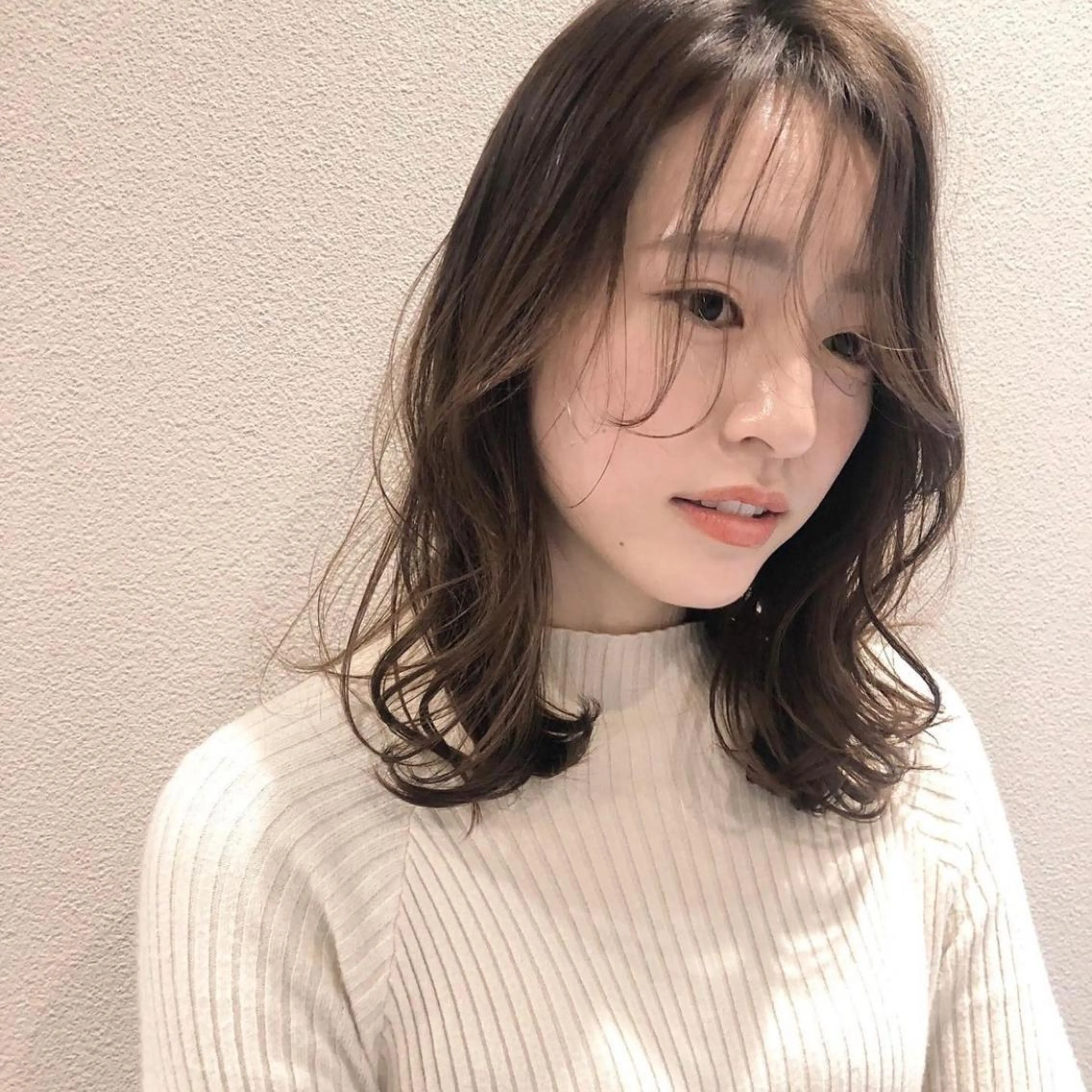 ミディアム カラー KNOWHOW京都所属・トレンド/顔まわり/ レイヤー/グレージュのヘアスタイル