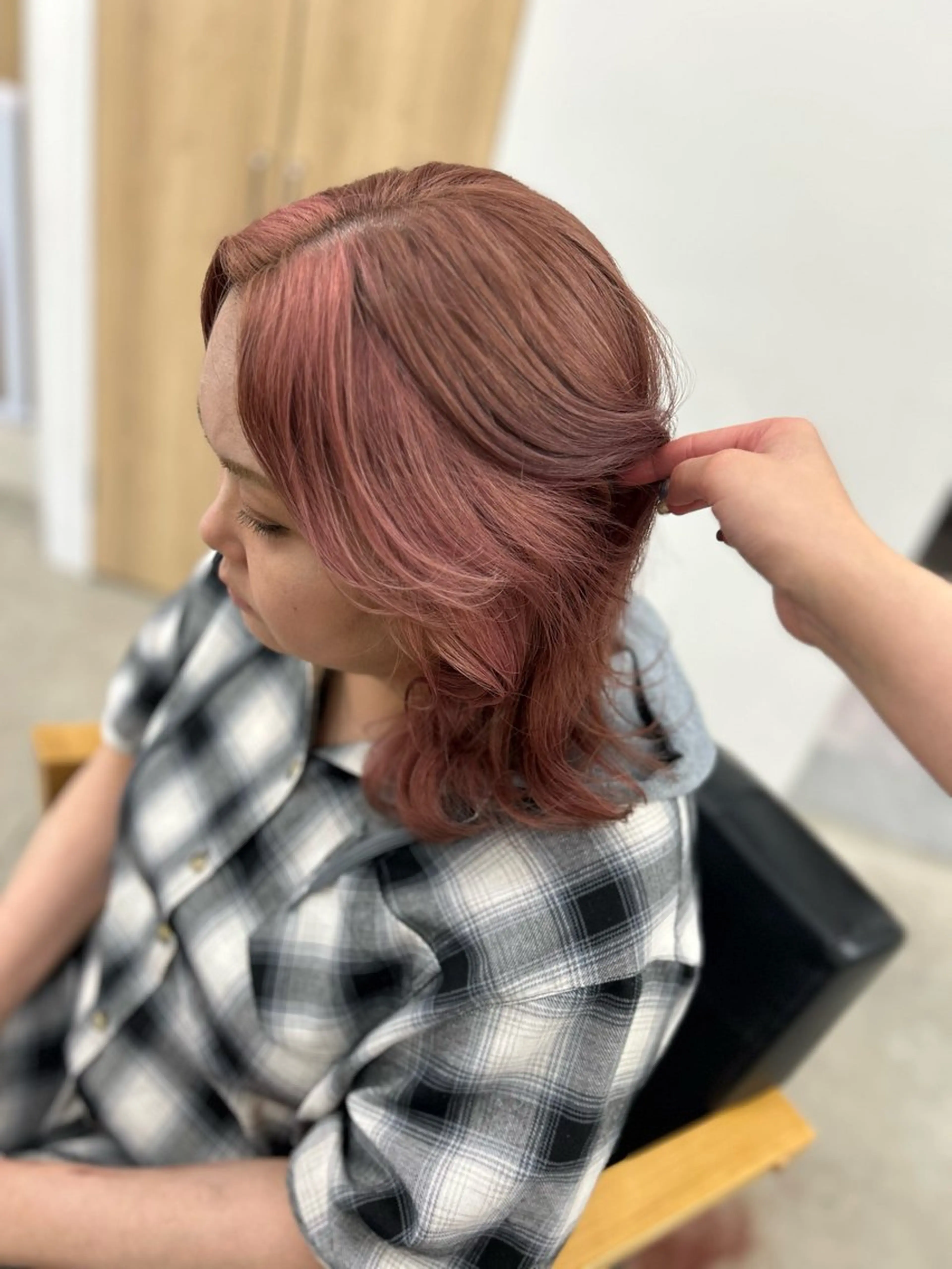 ミディアム カラー ベージュカラー ブリーチ デザインカラー インナーカラー ピンクカラー ヘアカラー noa  🦋 ブリーチ/暖色のヘアスタイル