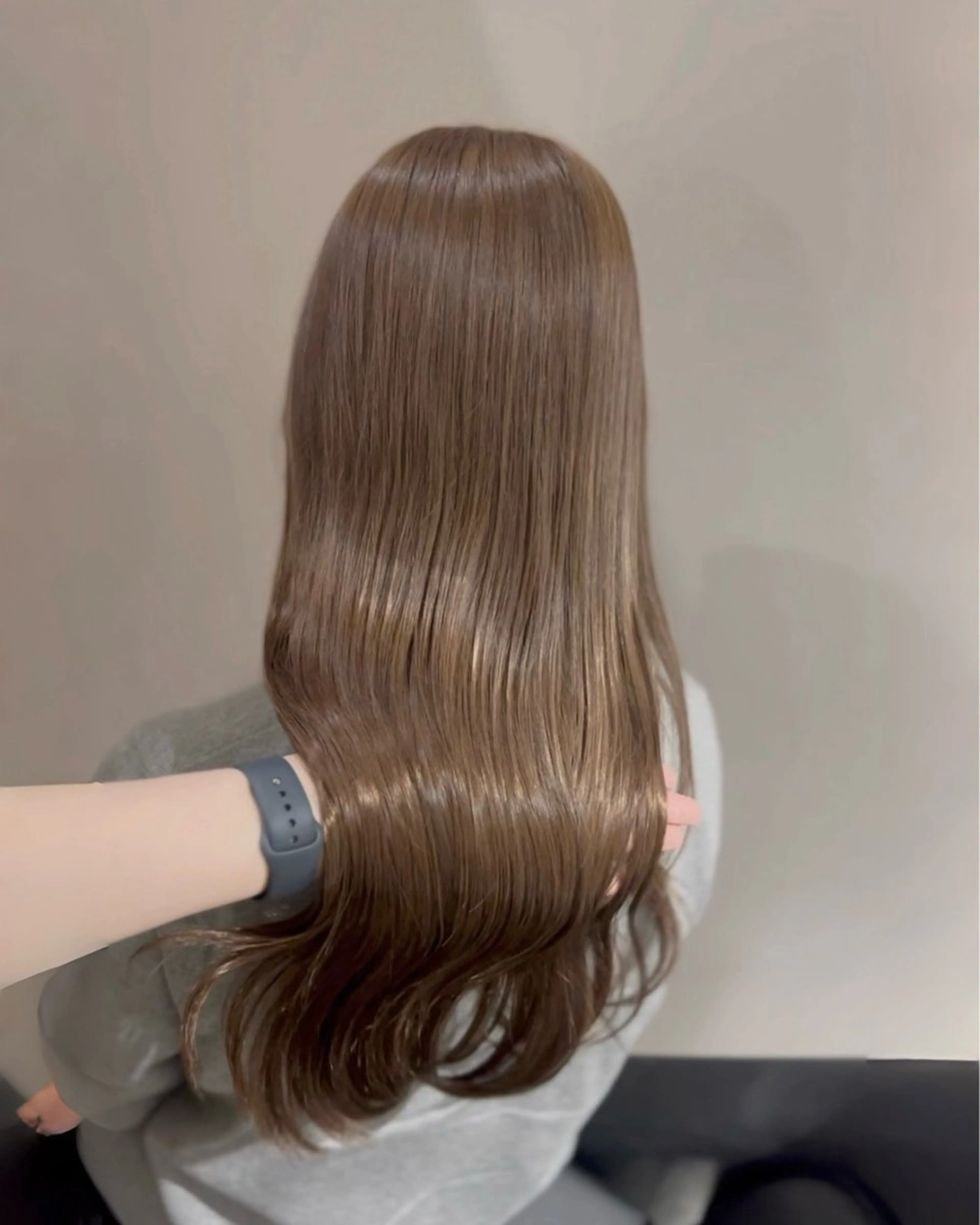 ロング カラー パーマ アッシュ アッシュグレー アッシュグレージュ ベージュカラー ブリーチ カット ヘアカラー トリートメント ブリーチなし/ ベージュ/akiraのヘアスタイル