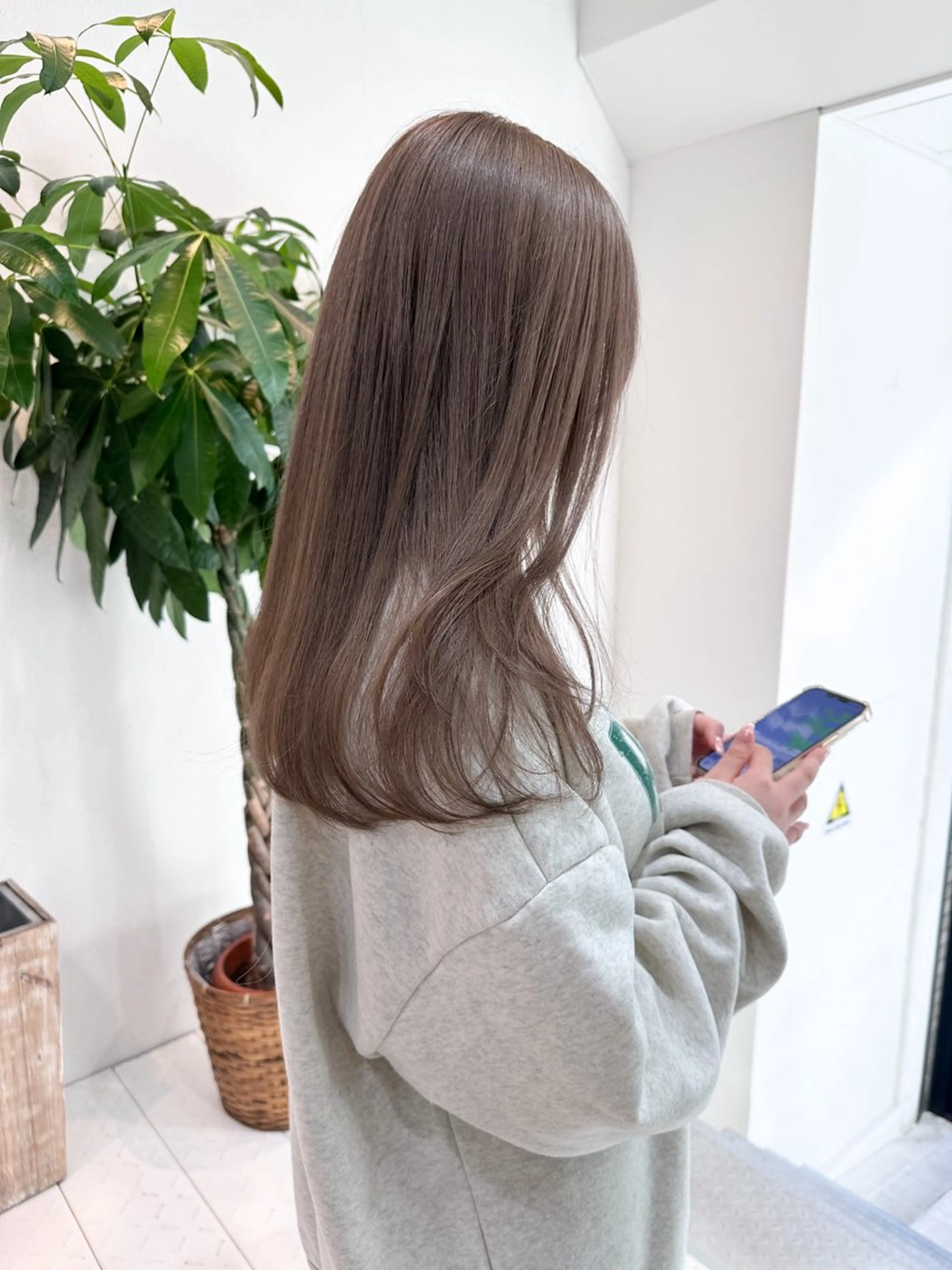 ロング カラー グレージュ 🌼透明感艶カラー オリーブ🌼河村咲のヘアスタイル