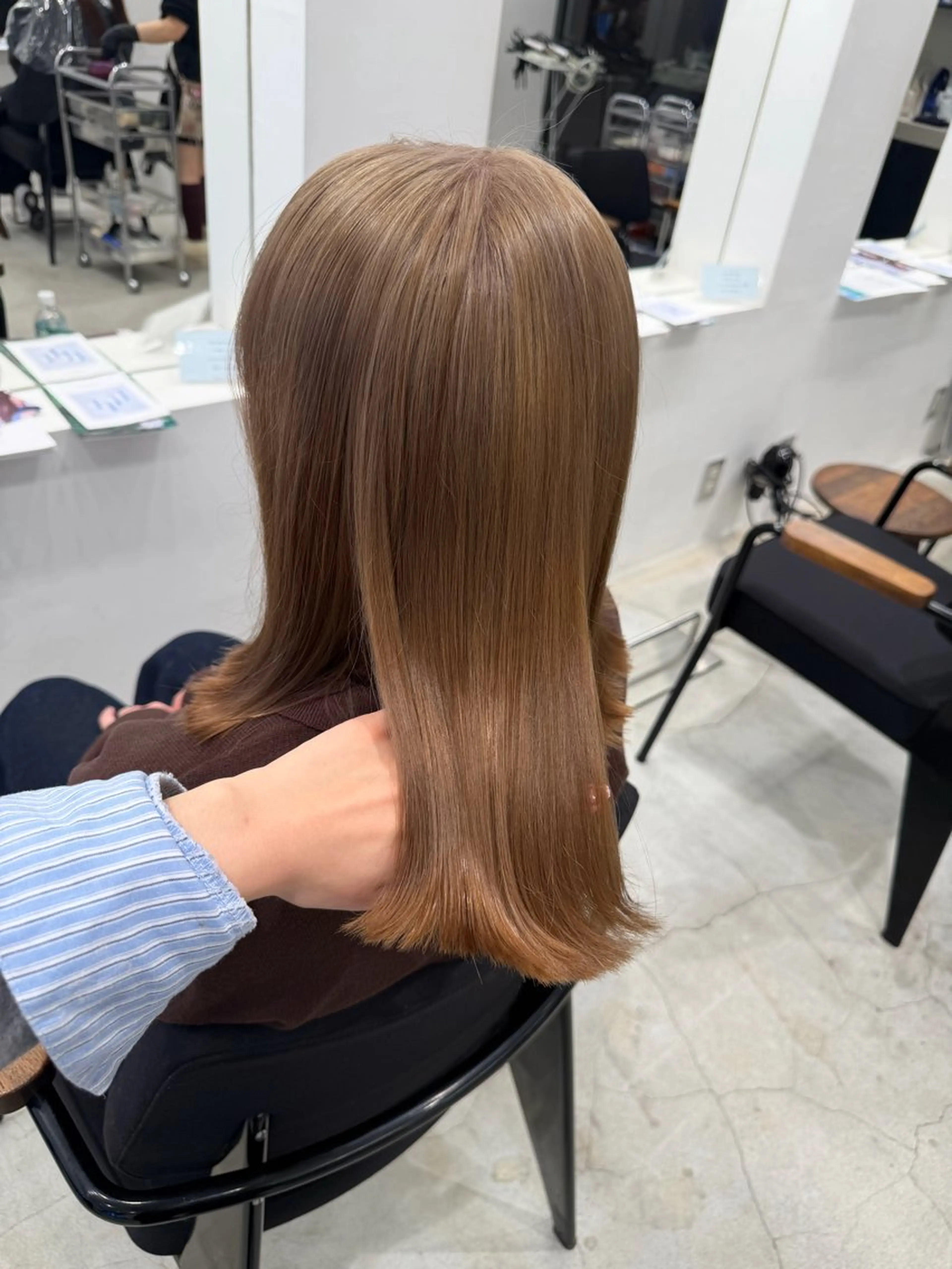 ミディアム カラー ベージュカラー ブリーチ 萩原 紗妃のヘアスタイル