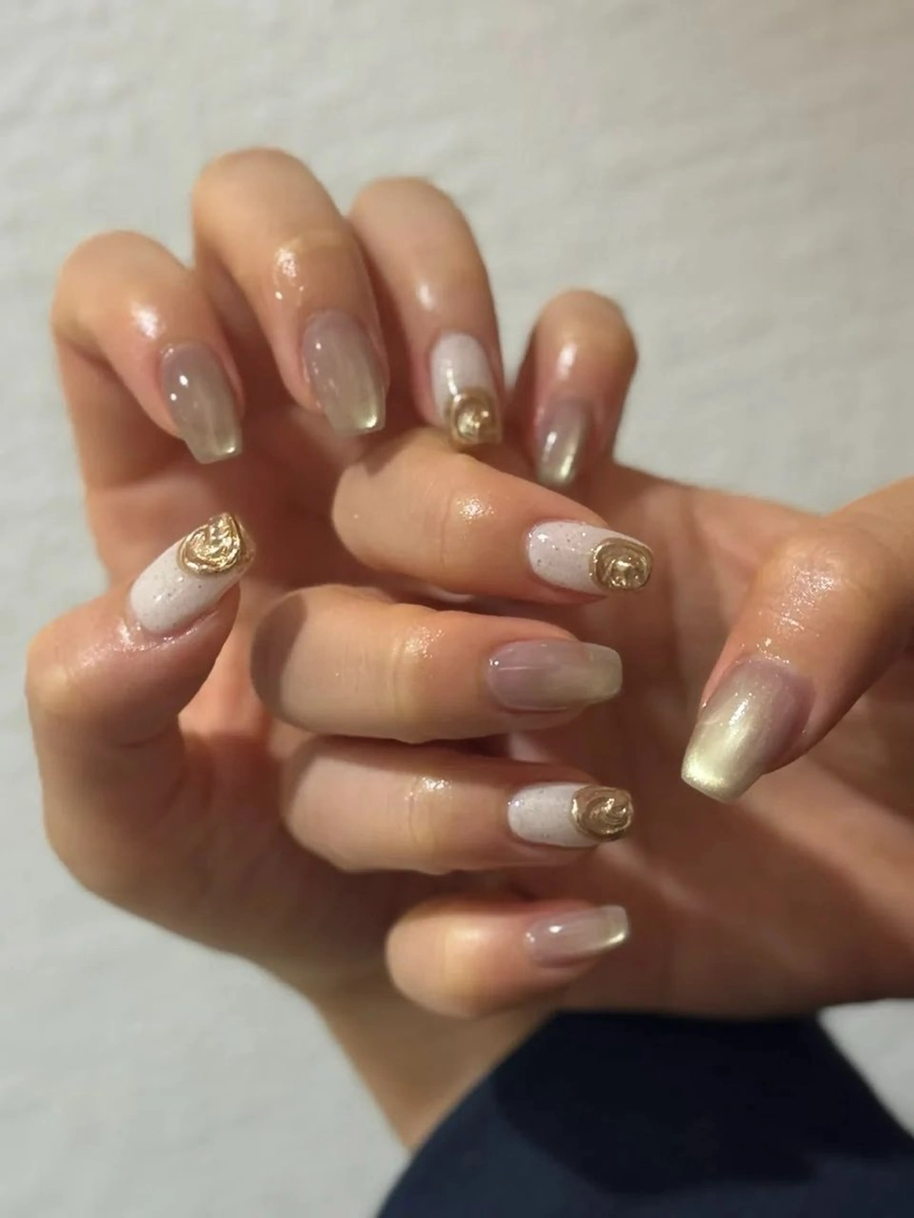 ネイル ゴールド ニュアンスネイル ぷっくりネイル ハンドネイル WOOFY｜ hoshiのネイルデザイン