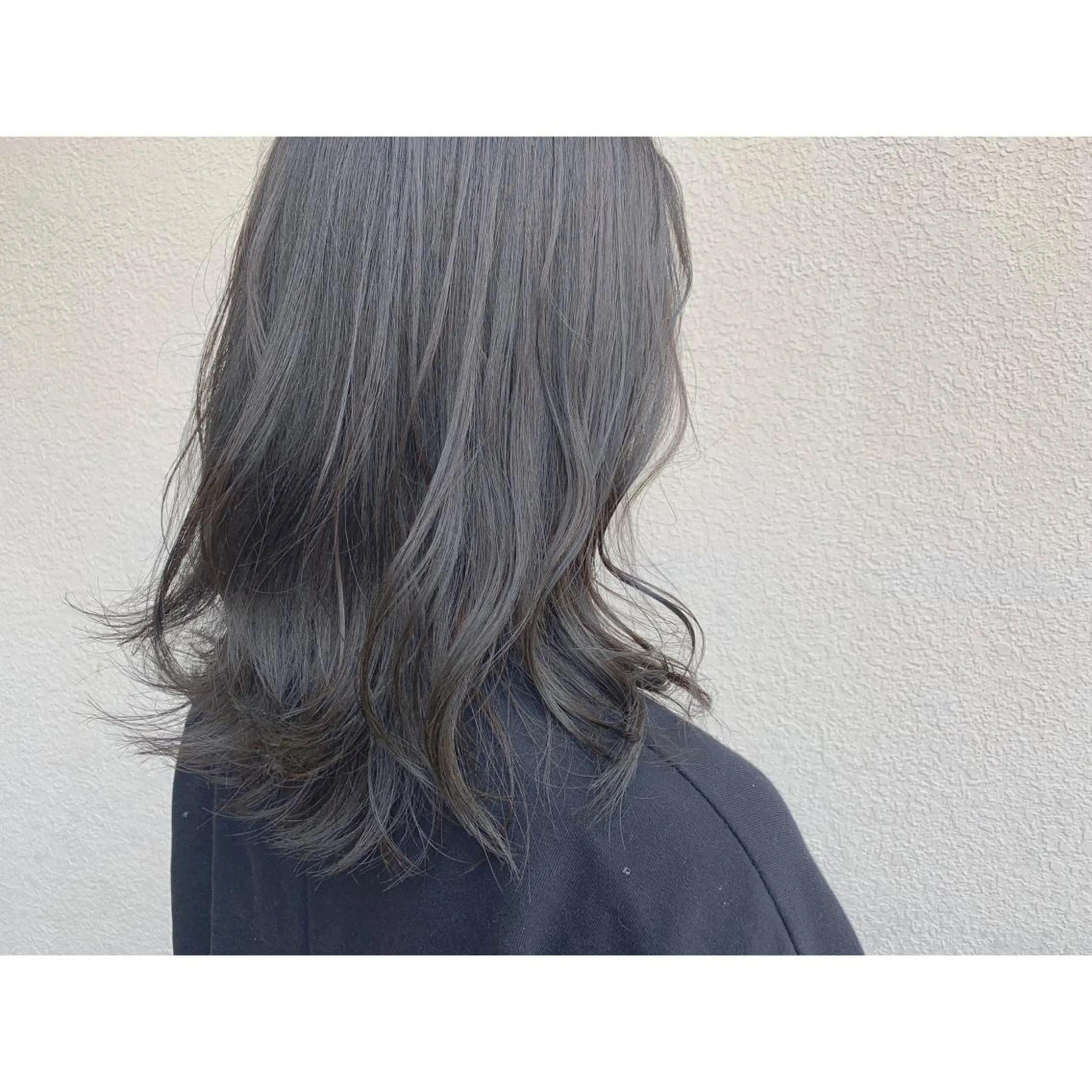 セミロング カラー アディクシーカラー アッシュ なかにし まゆみのヘアスタイル