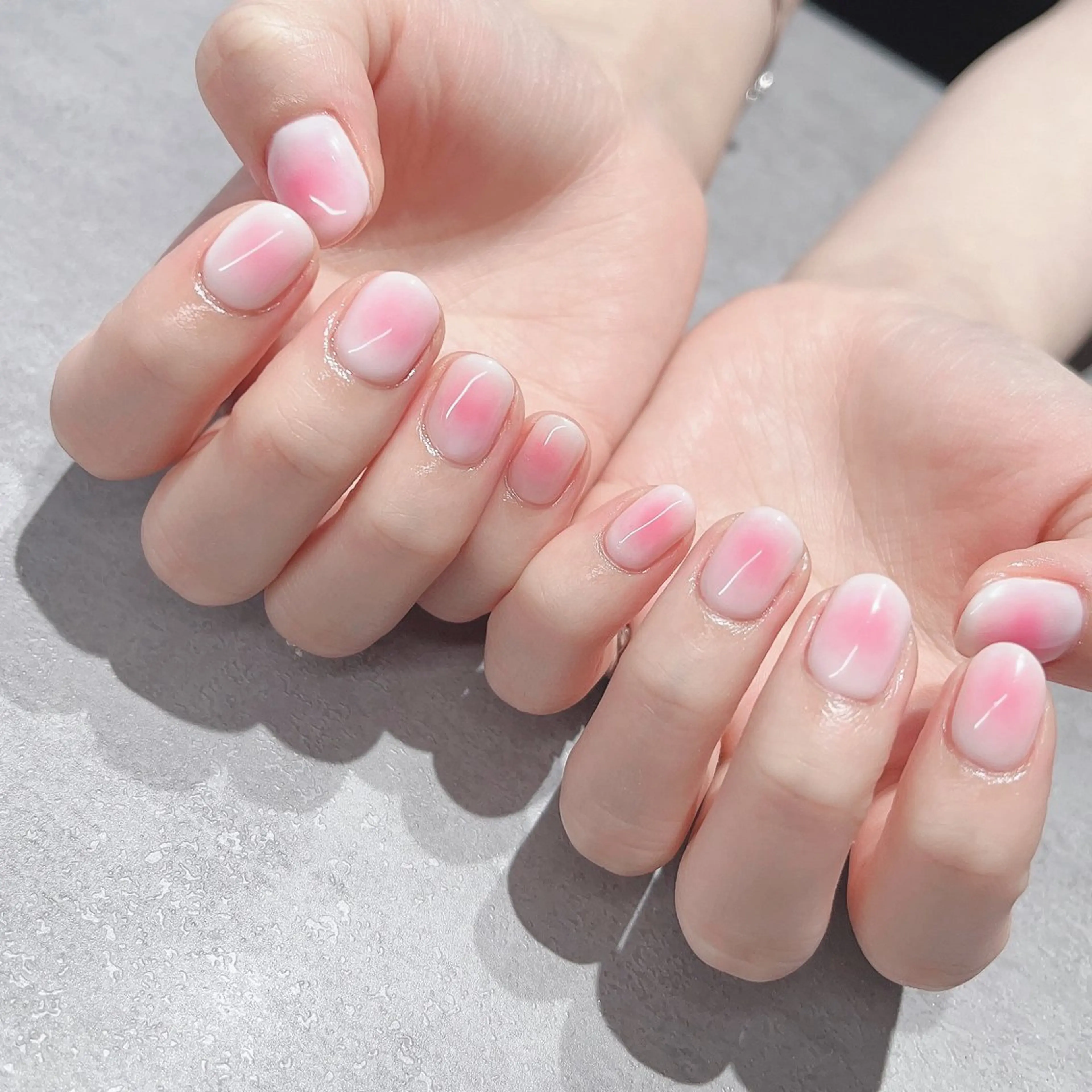 ネイル フットネイル フレンチネイル ジェルネイル ラメ(グリッター) ラメグラデーション ハンドネイル NEO Beauty Salon所属・𝐍𝐄𝐎 𝐉𝐔𝐑𝐈のネイルデザイン