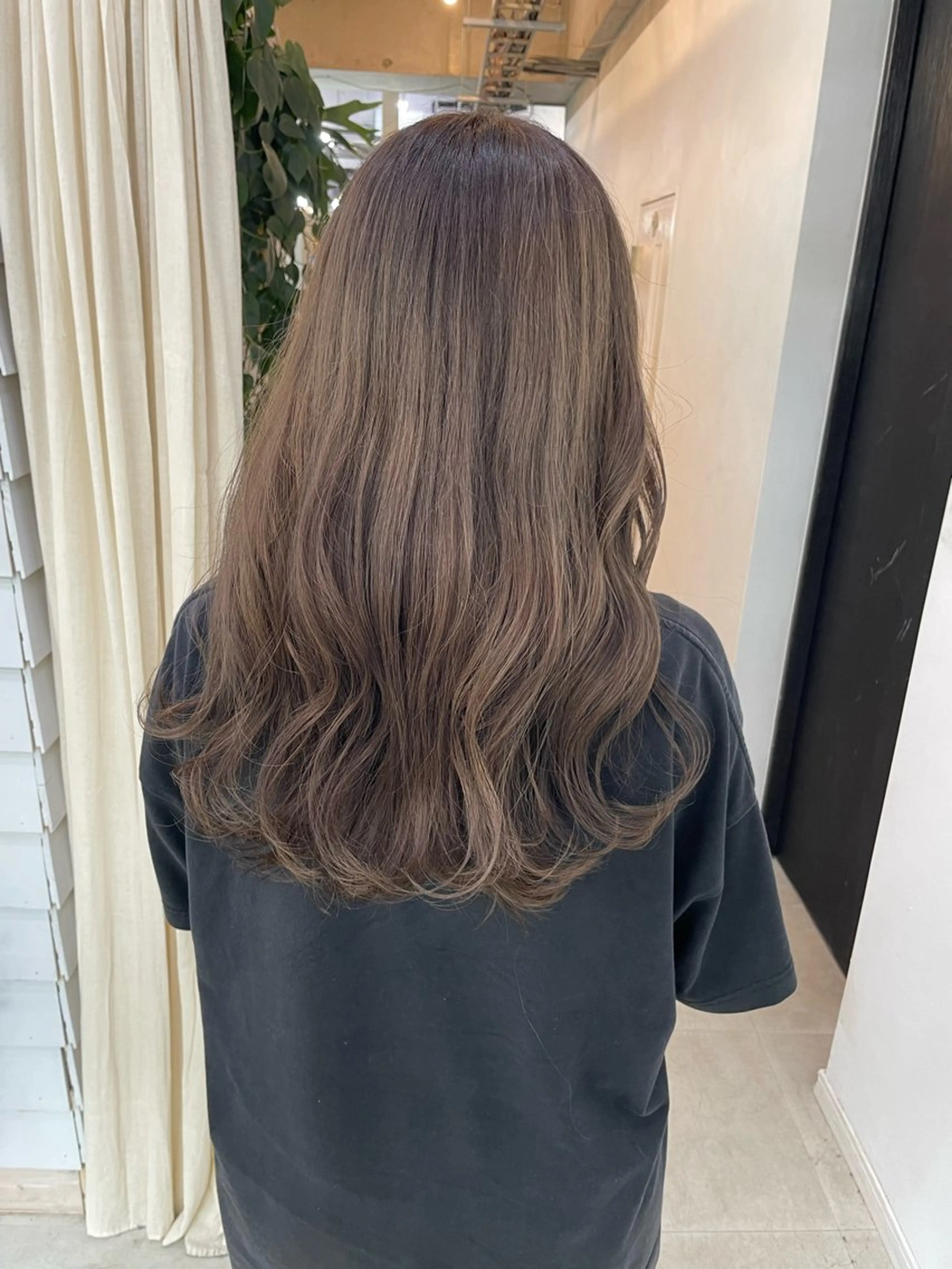 セミロング カラー グレージュ ミルクティーグレージュ 柔らかいヘアカラー 大成のヘアスタイル