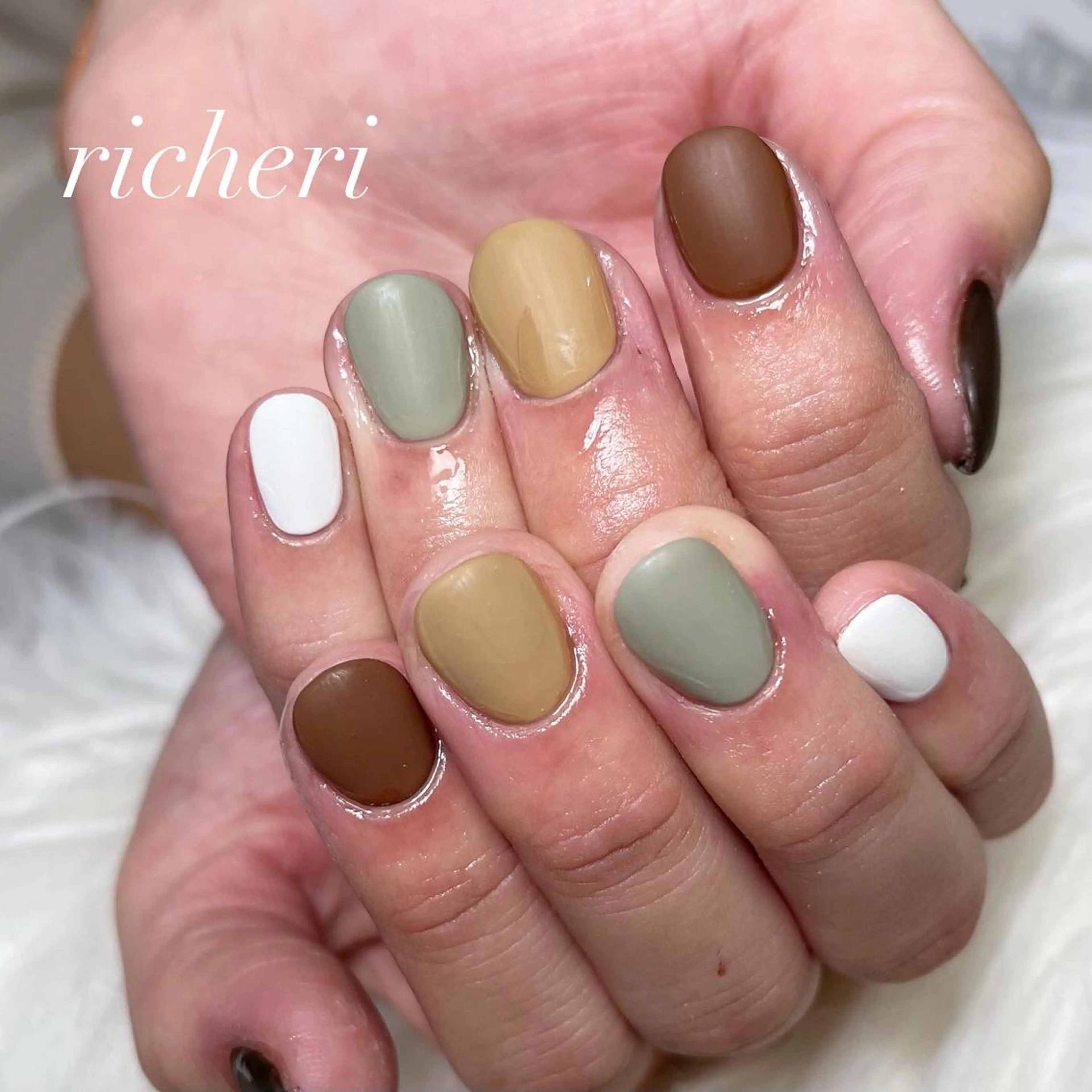 ミディアム ネイル 韓国風ヘア アートネイル フレンチネイル ジェルネイル ガラスフレンチ richeri beautyのエステ・リラクイメージ