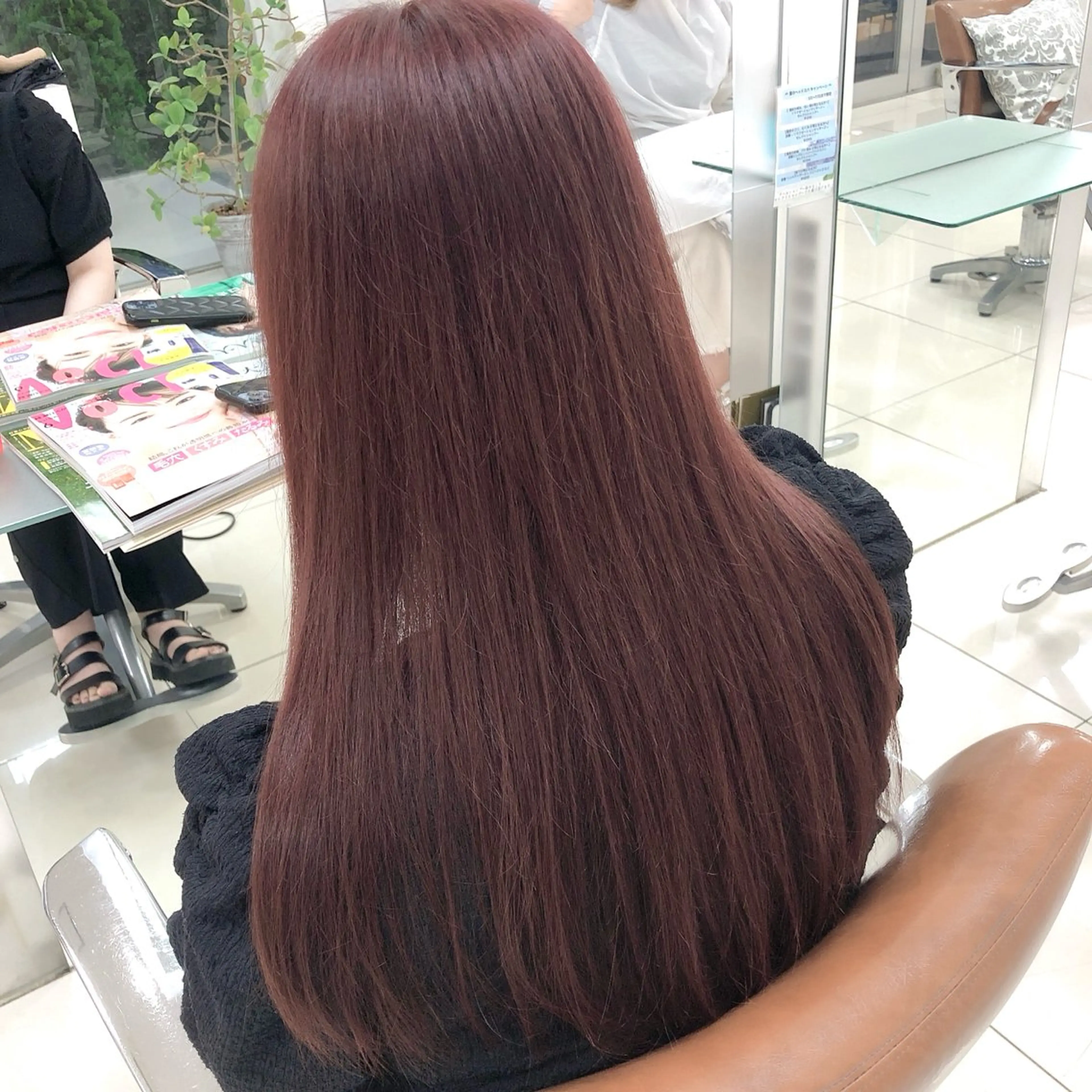 ロング 岩戸優奈 束感まつげ ピンク/ベージュのヘアスタイル