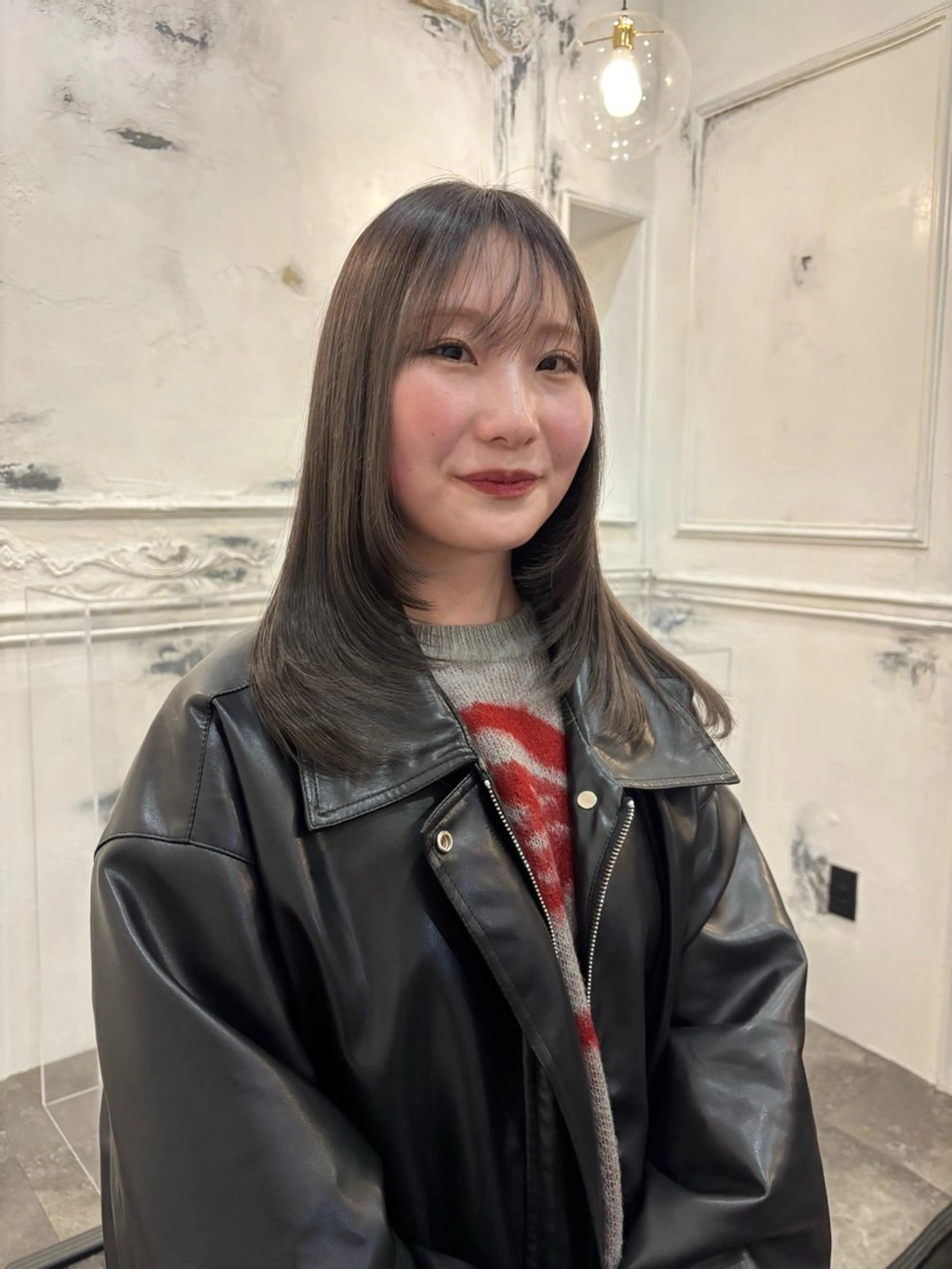 ミディアム 顔まわりレイヤー レイヤーカット comeghead 琴音のヘアスタイル