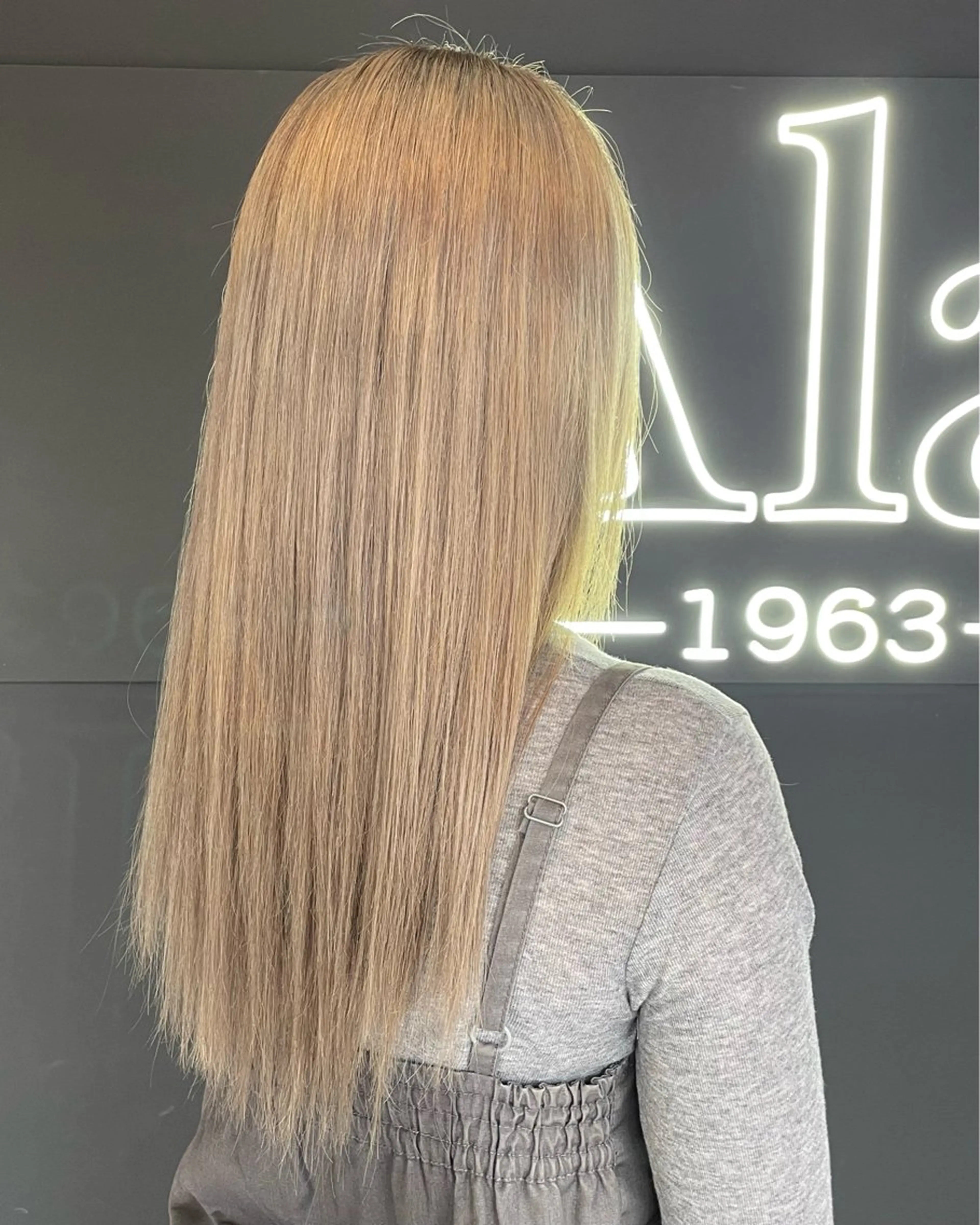 ロング カラー ブロンド グレージュ ヘアカラー Ala.所属・ ︎︎ 寧音のヘアスタイル