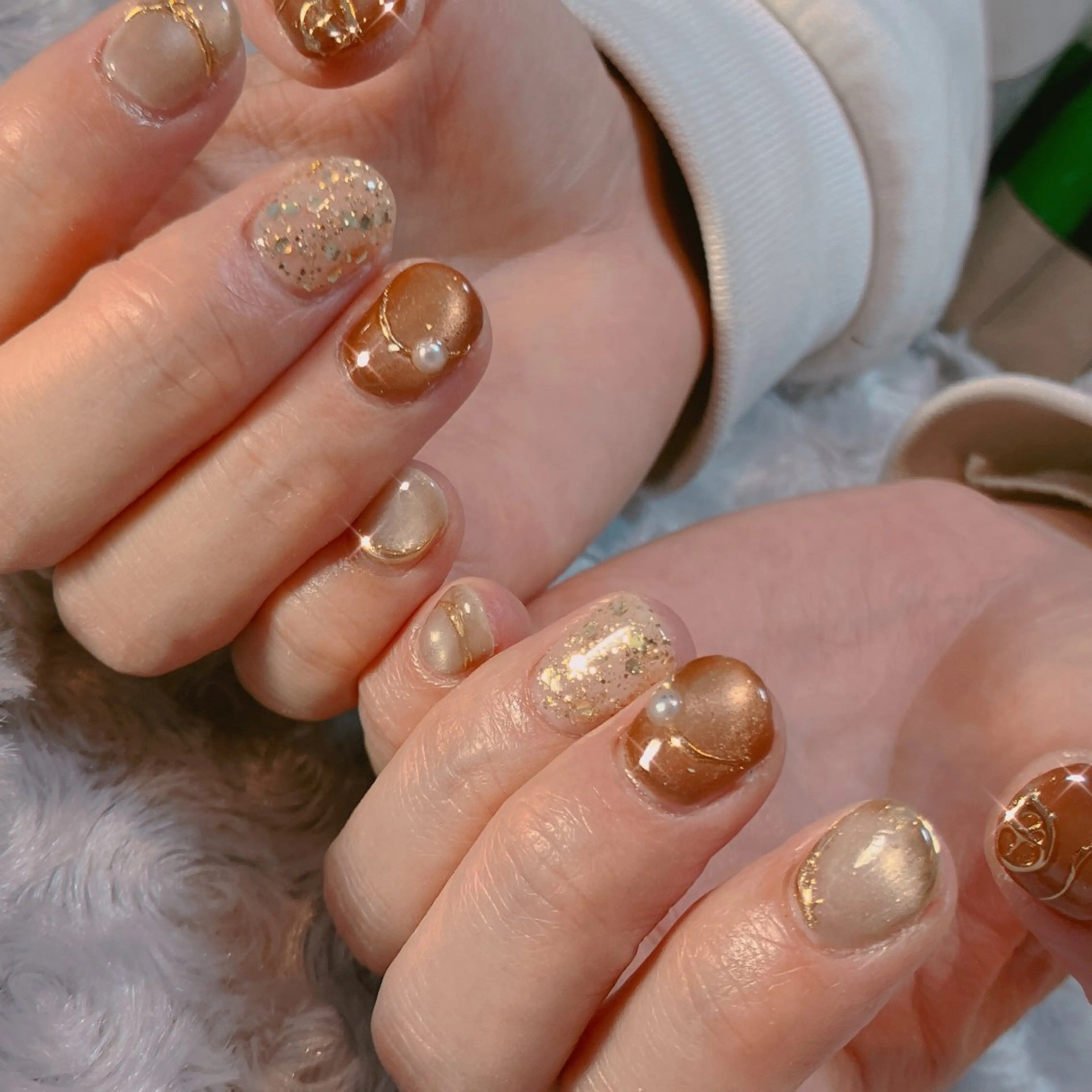 ネイル ブラウン ジェルネイル ゴールド キラキラネイル ラメ(グリッター) ハンドネイル 自宅ネイルサロン クロバーネイルのネイルデザイン