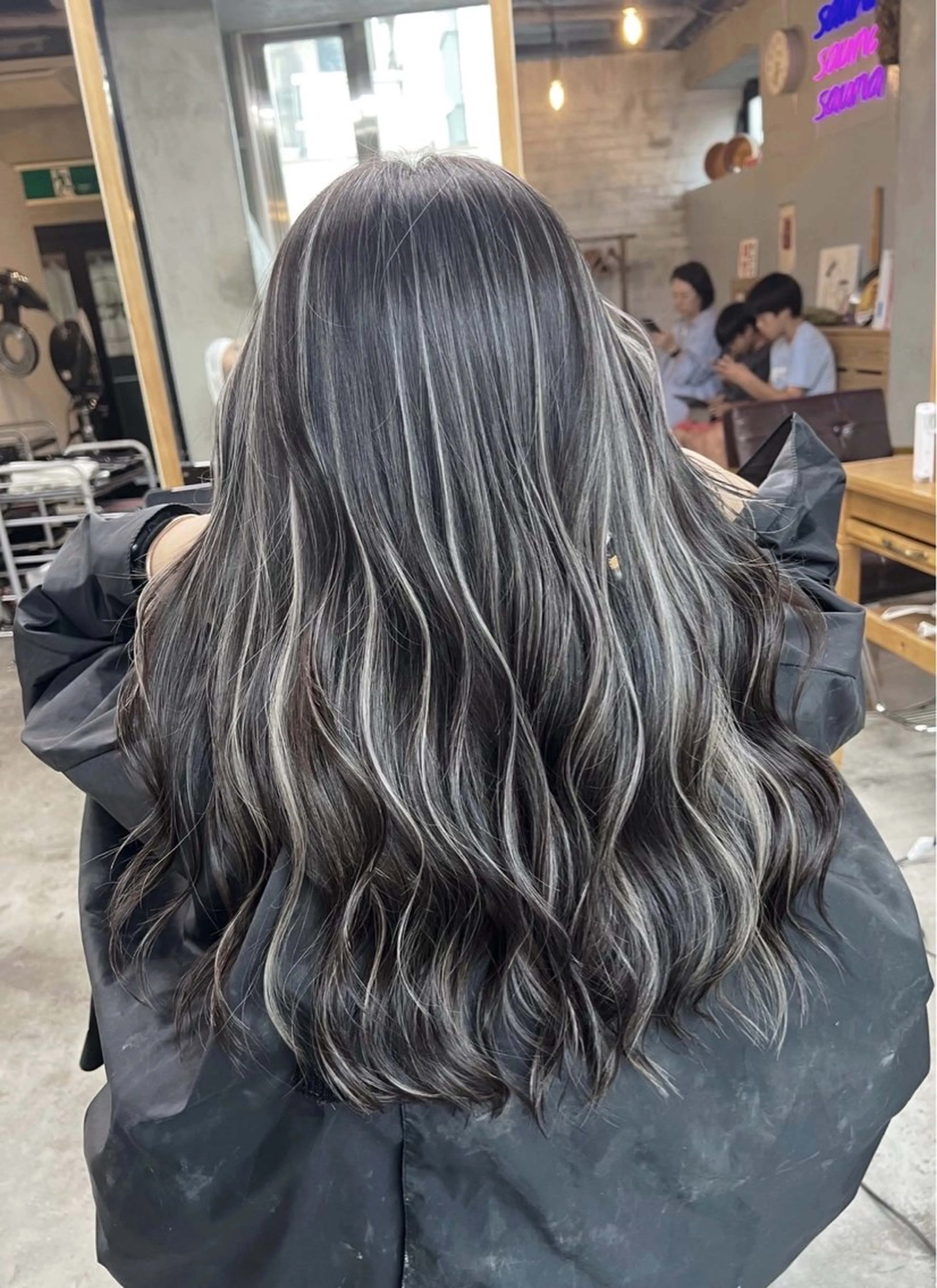 ロング カラー ダークグレー ダークグレージュ グレージュ ハイライトカラー ハイライト ヘアカラー トリートメント ROBIN所属・指名数No.1 /NAOYAのヘアスタイル