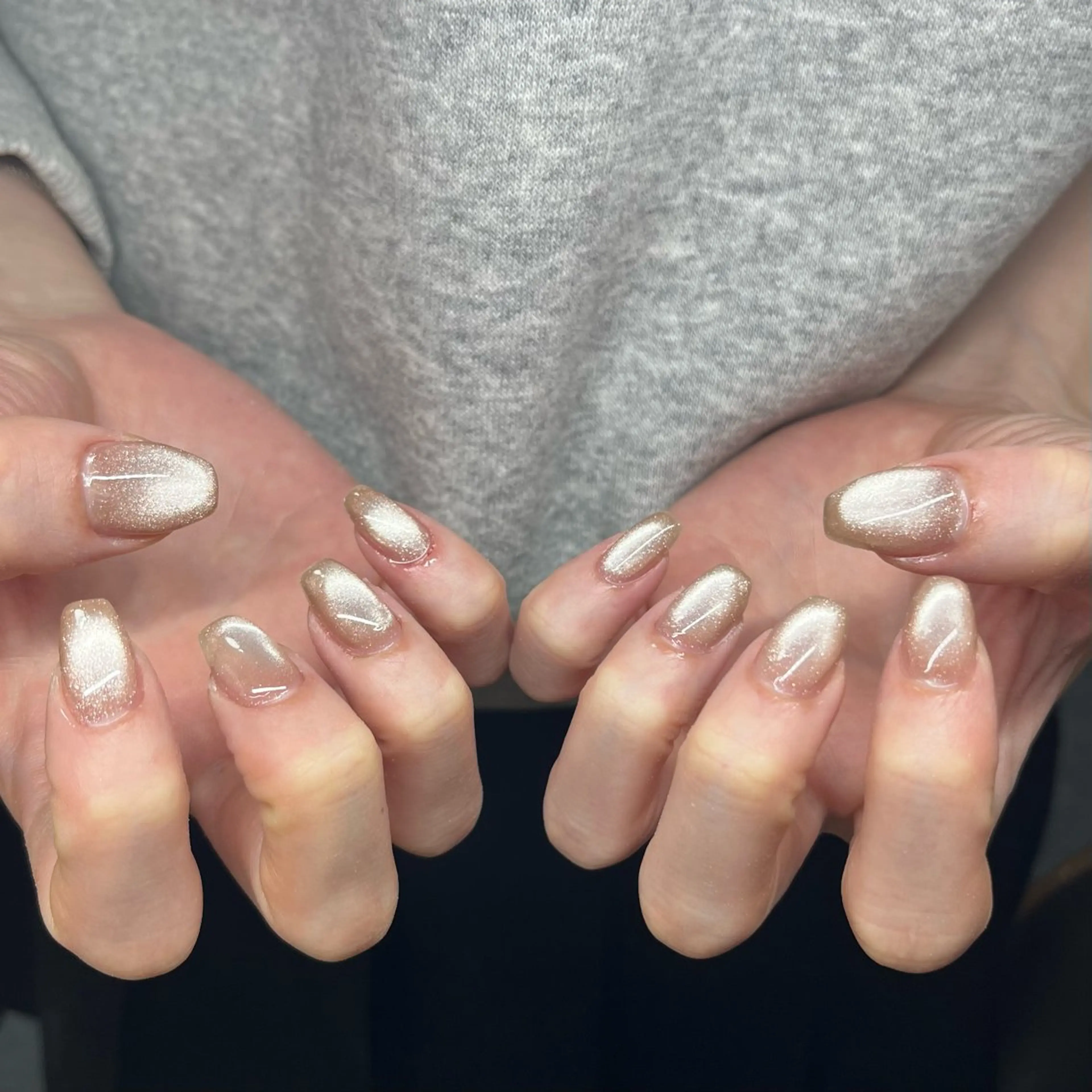 ネイル ゴールド キラキラネイル マグネットネイル オフィスネイル シンプルネイル ハンドネイル ハンドケア 🎀NAIL🎀 AI🪄︎︎◝✩のネイルデザイン