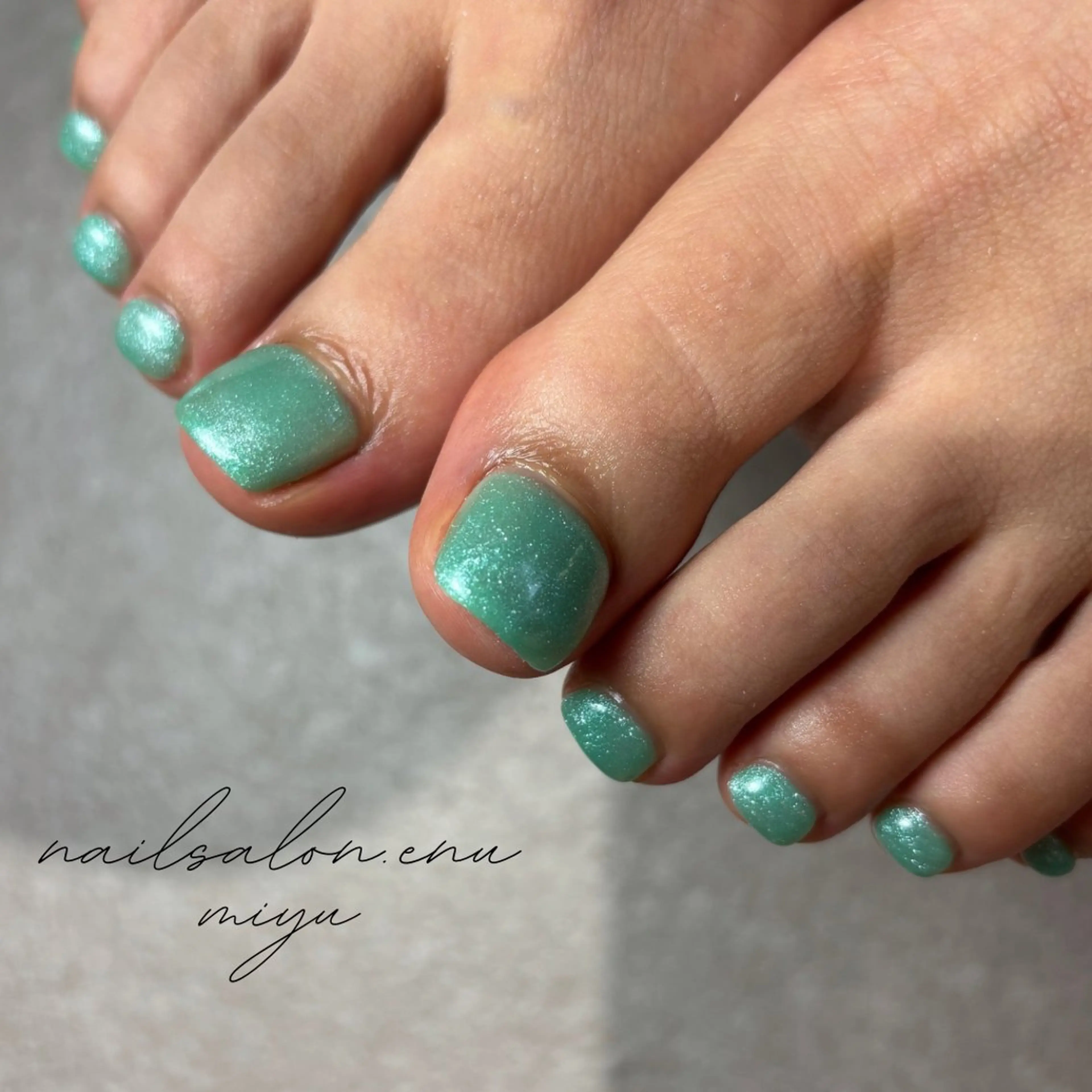 ネイル フットネイル ラメ(グリッター) ワンカラーネイル nailsalon enu.　miyuのネイルデザイン