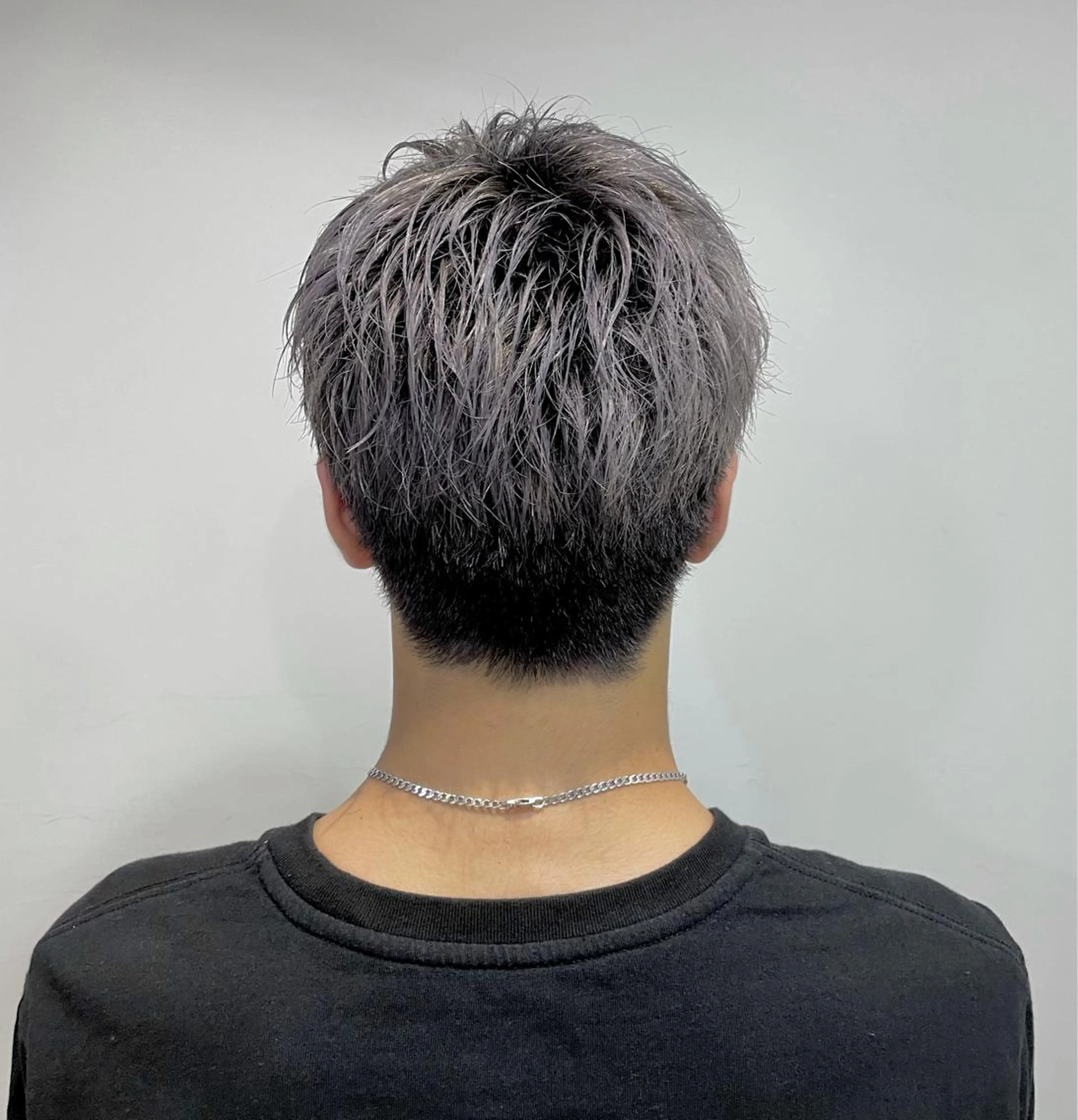 カラー メンズ シルバー 五十嵐 雄毅のヘアスタイル