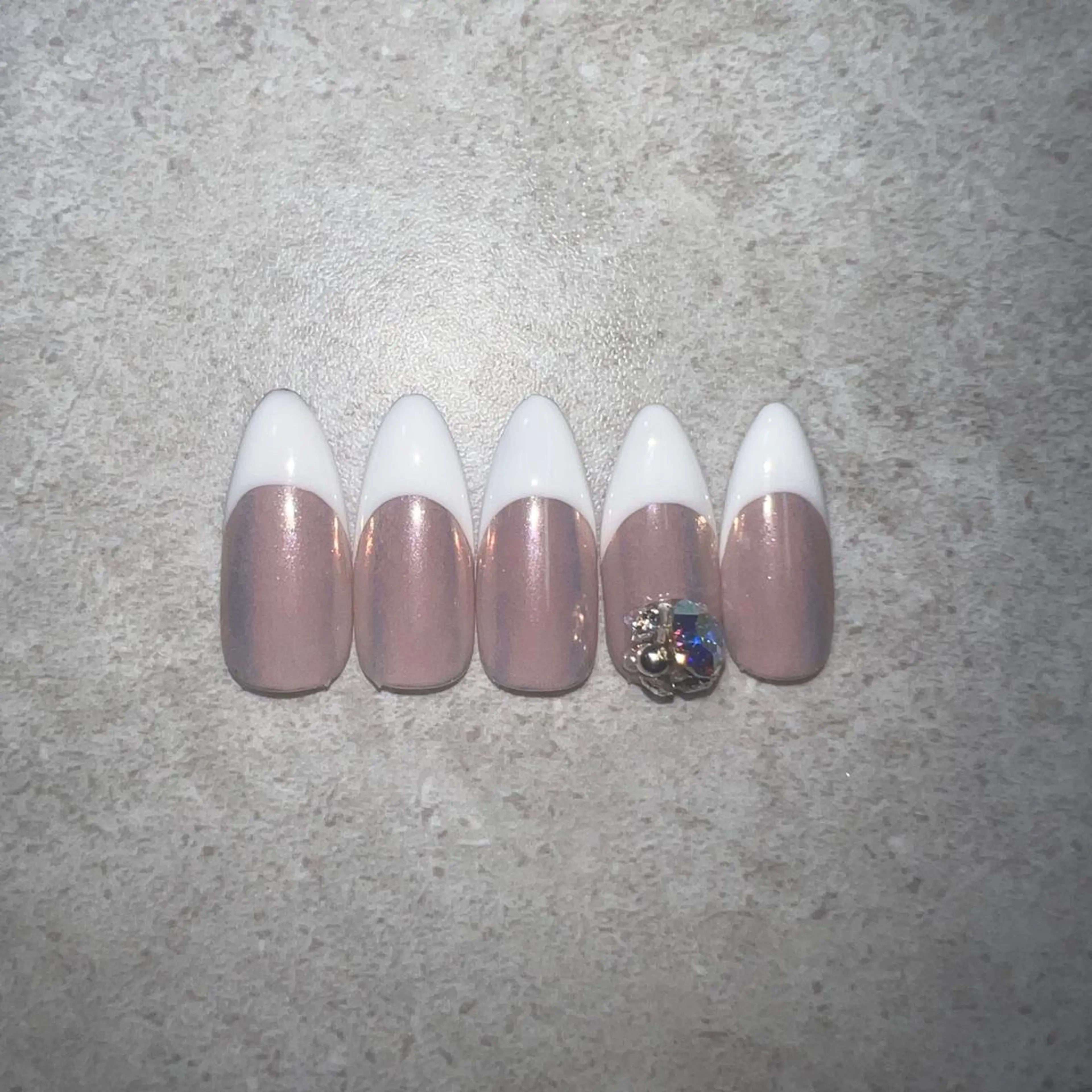 ネイル オーロラネイル フレンチネイル ハンドネイル ハンドケア Allma Nailのネイルデザイン