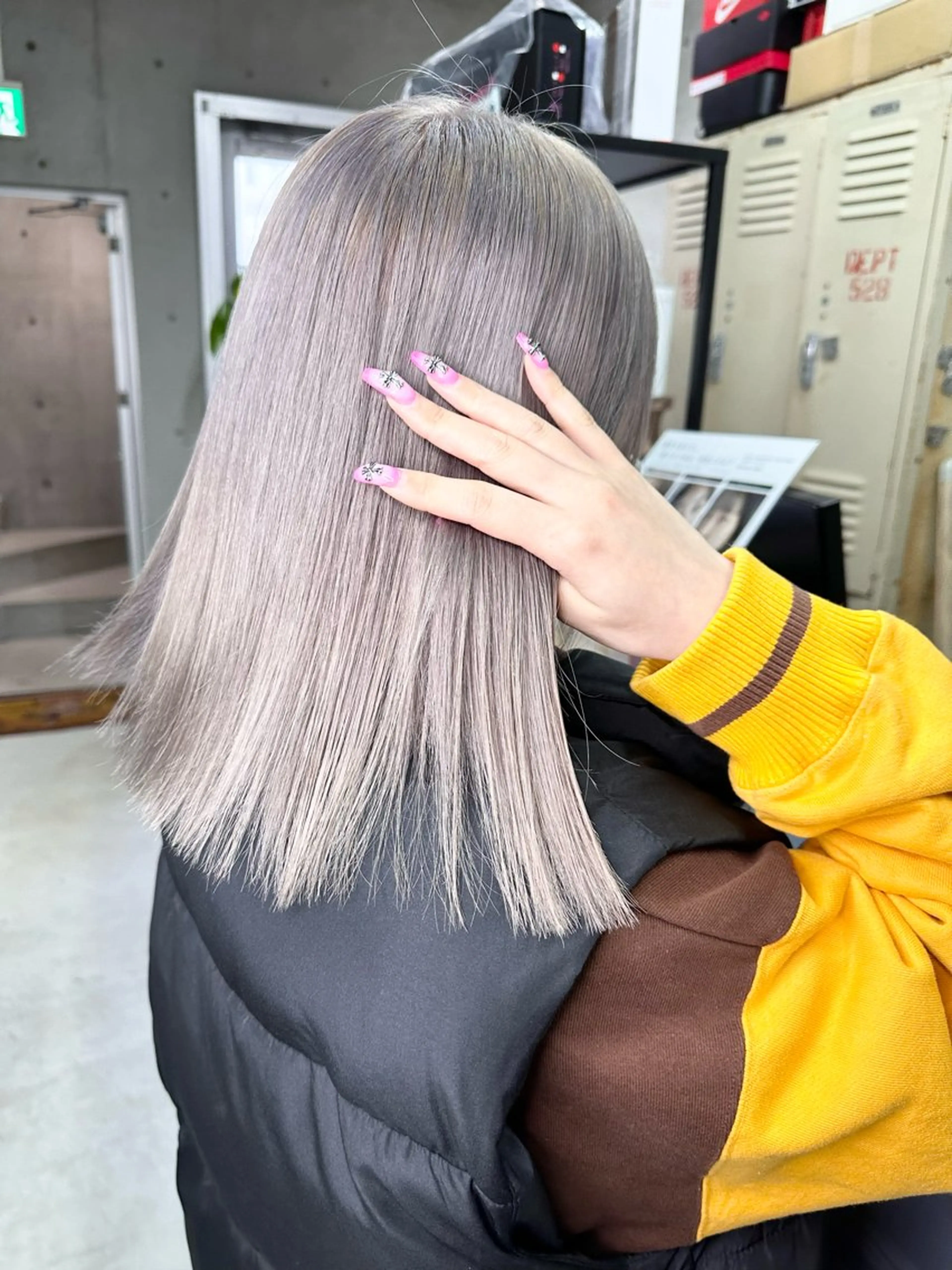 ミディアム カラー シルバー ホワイトシルバー ボブ カット ヘアカラー 名古屋のピンク好き かずくん🦩のヘアスタイル