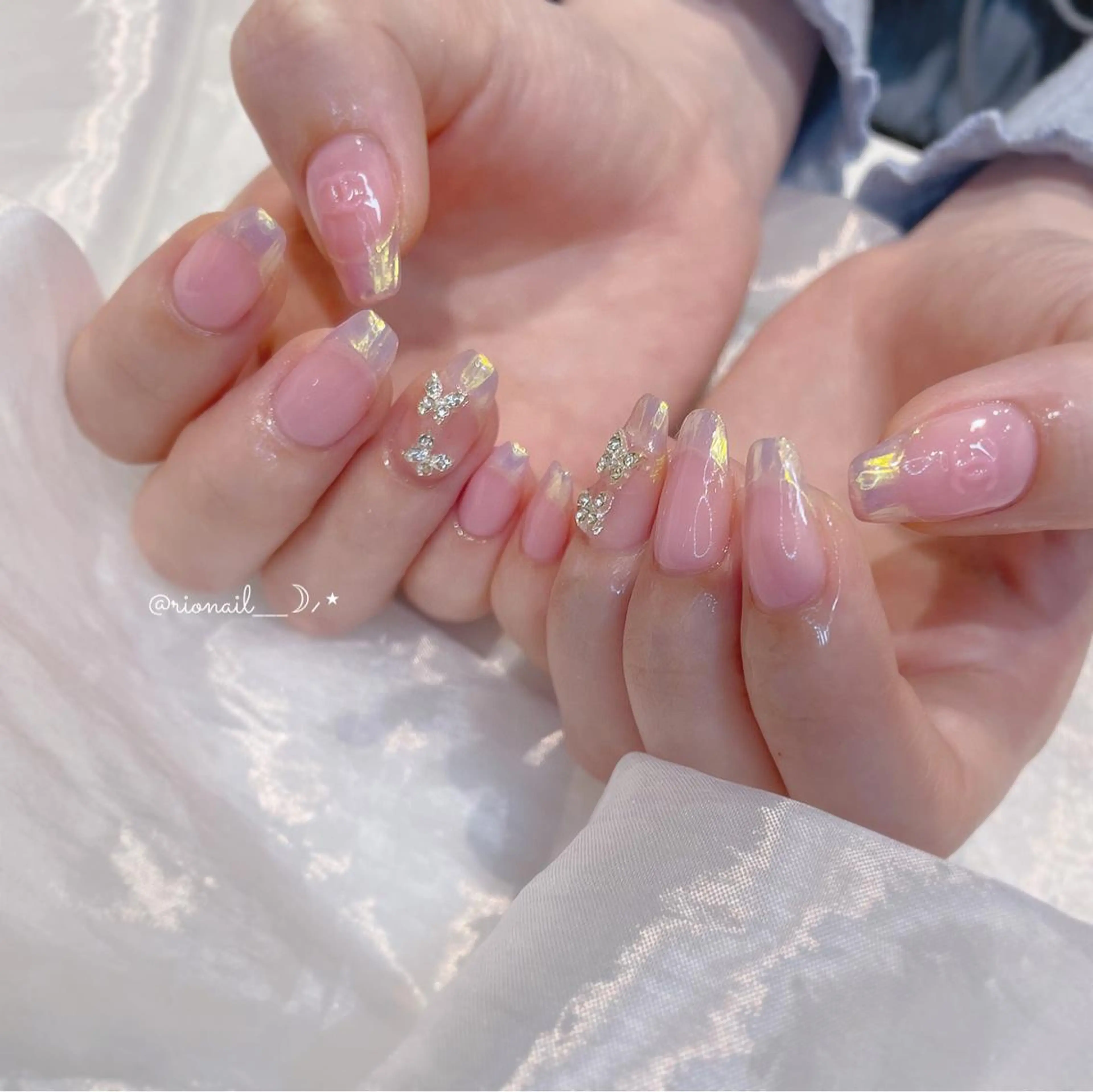 ネイル オーロラネイル フレンチネイル ハンドネイル 𝘙𝘪𝘰𝘯𝘢 ...🕯🤍のネイルデザイン