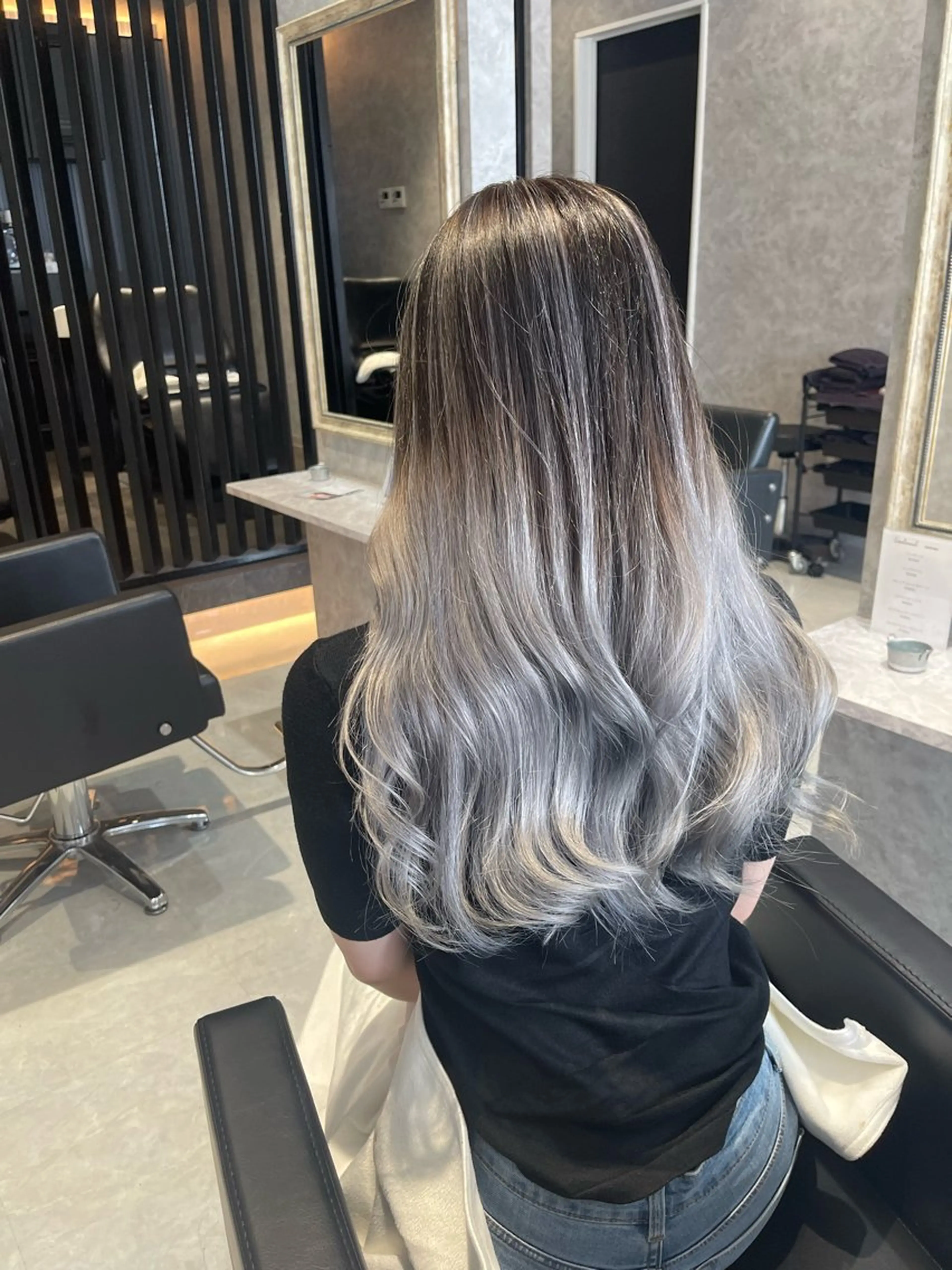 ロング ヘアカラー ハイトーン ／ レイヤー/吉田陸斗のヘアスタイル