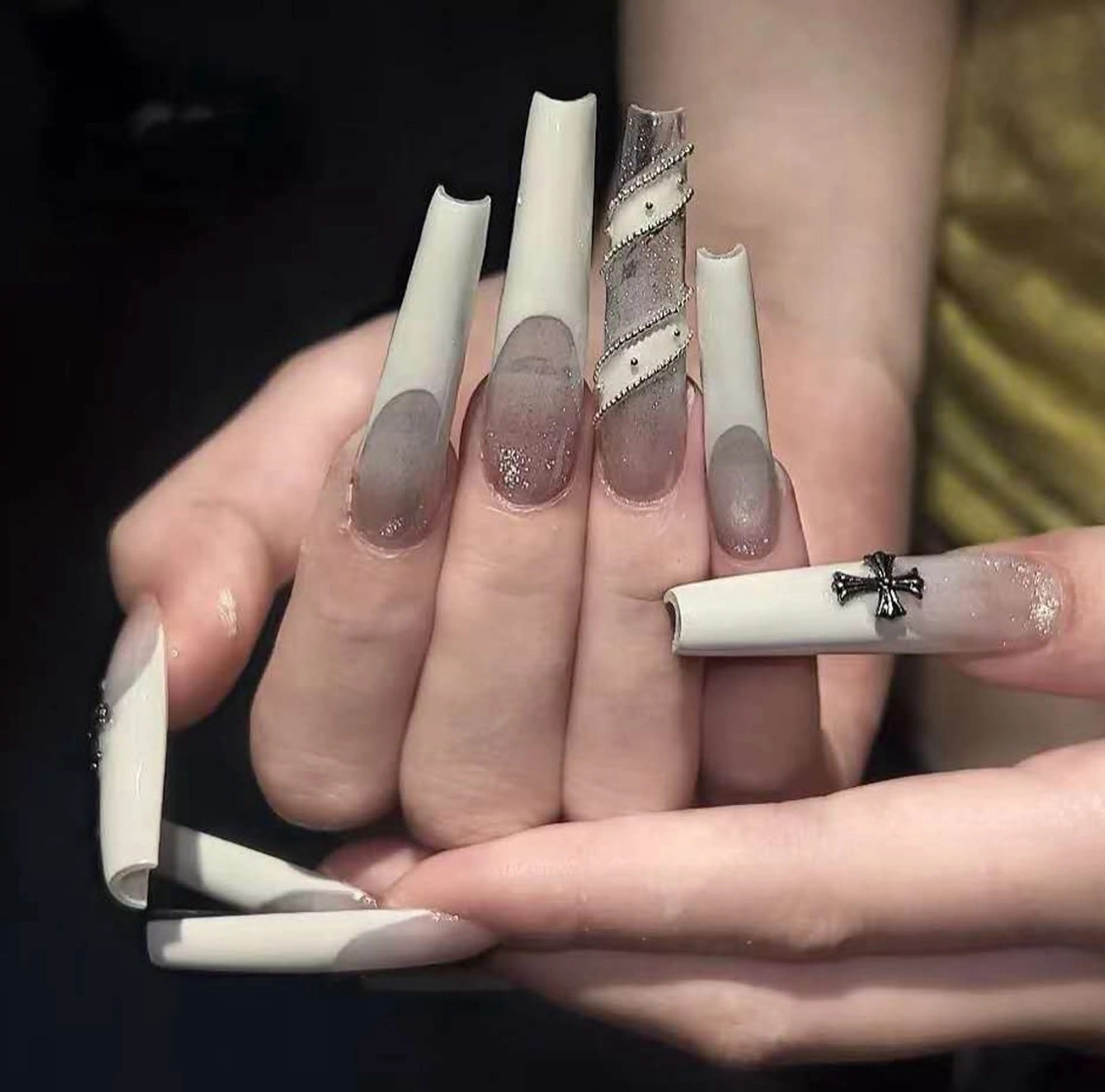 ネイル オーロラネイル フラワーネイル フットネイル フレンチネイル ジェルネイル ハンドネイル BabyYouMi nailのネイルデザイン