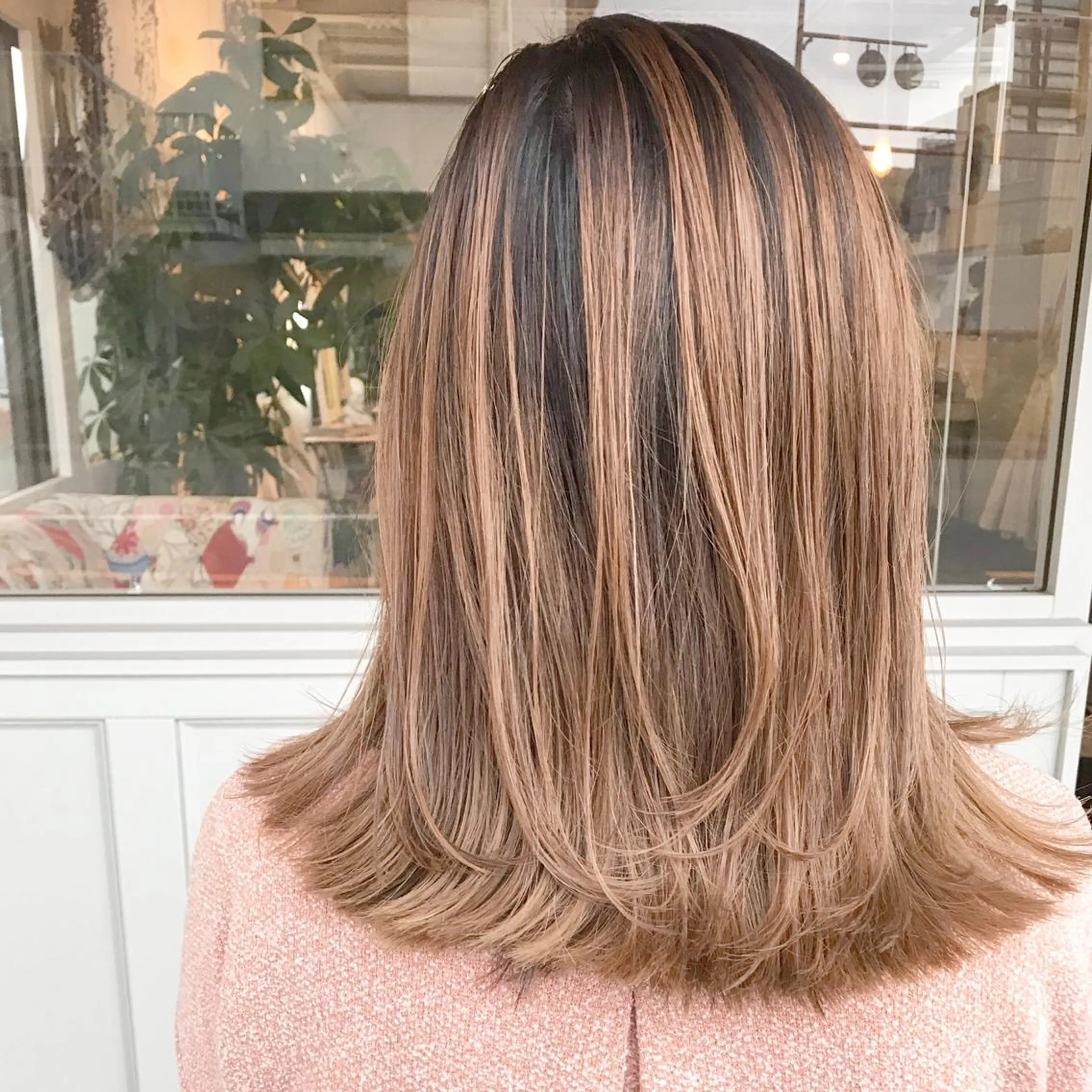 ミディアム カラー ヘアアレンジ お団子ヘア 切りっぱなしボブ バレイヤージュ ブリーチ グラデーションカラー Mariana/ 鶴原-ハイライトのヘアスタイル