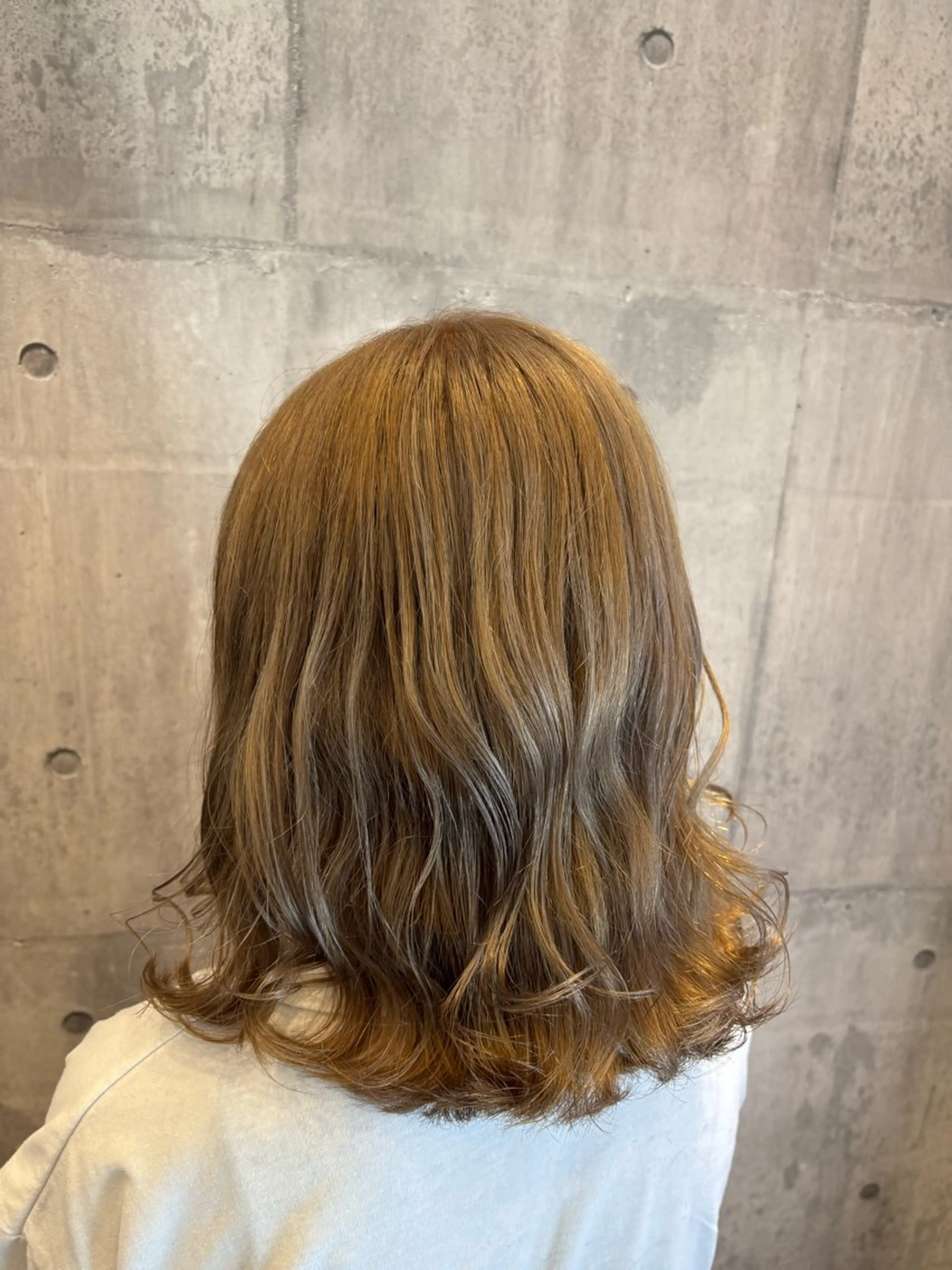 ミディアム カラー ブリーチ グレージュ ミルクティーグレージュ カット ヘアカラー トリートメント 加藤 つばさのヘアスタイル