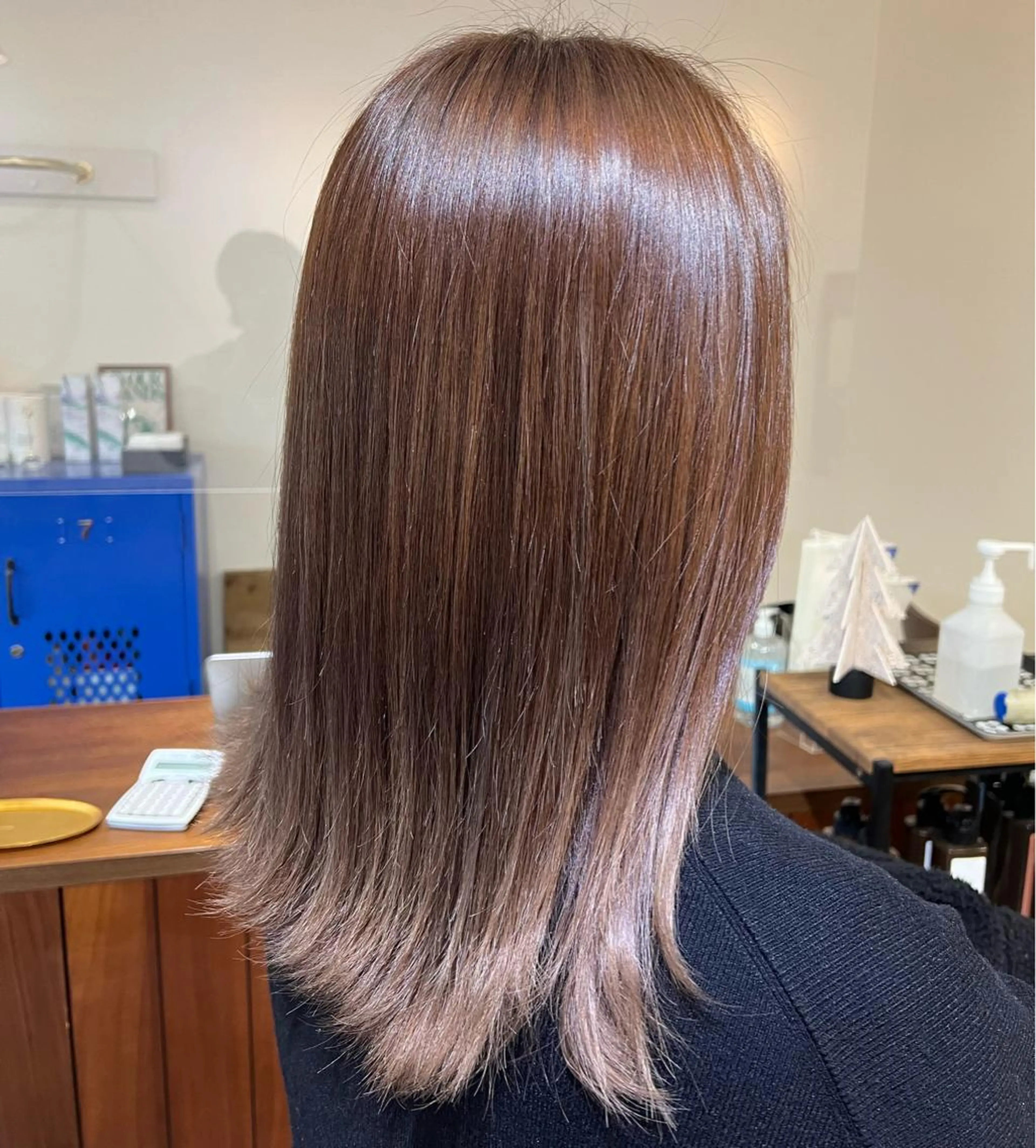 ミディアム カラー グレージュ イシイ ハルナ 🤍のヘアスタイル